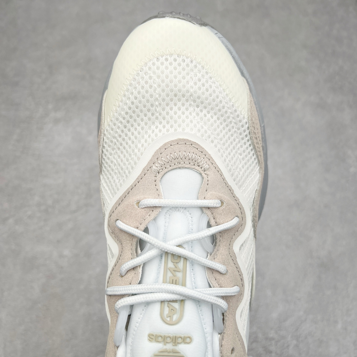 图片[4]-AD Originals OZWEEGO 简版椰子3M反光皮面水管复古老爹鞋 鞋面透气织物与出众皮革相互拼接 营造丰富层次 中底 adiPRENE+ 则提供穿着过程中的优良支撑 进一步提升舒适度 特别之处在于后跟半透明导管加持 个性又独特 最后辅以醒目色调营造强烈视觉反差 不凡的吸睛效果让人过目难忘 尺码：36 36.5 37 38 38.5 39 40 40.5 41 42 42.5 43 44 44.5 45-选品中心