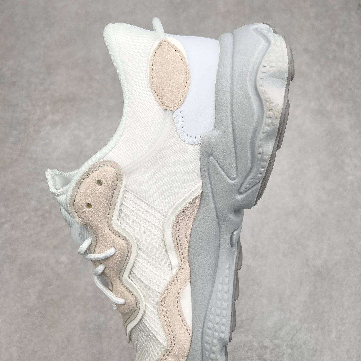 图片[7]-AD Originals OZWEEGO 简版椰子3M反光皮面水管复古老爹鞋 鞋面透气织物与出众皮革相互拼接 营造丰富层次 中底 adiPRENE+ 则提供穿着过程中的优良支撑 进一步提升舒适度 特别之处在于后跟半透明导管加持 个性又独特 最后辅以醒目色调营造强烈视觉反差 不凡的吸睛效果让人过目难忘 尺码：36 36.5 37 38 38.5 39 40 40.5 41 42 42.5 43 44 44.5 45-选品中心