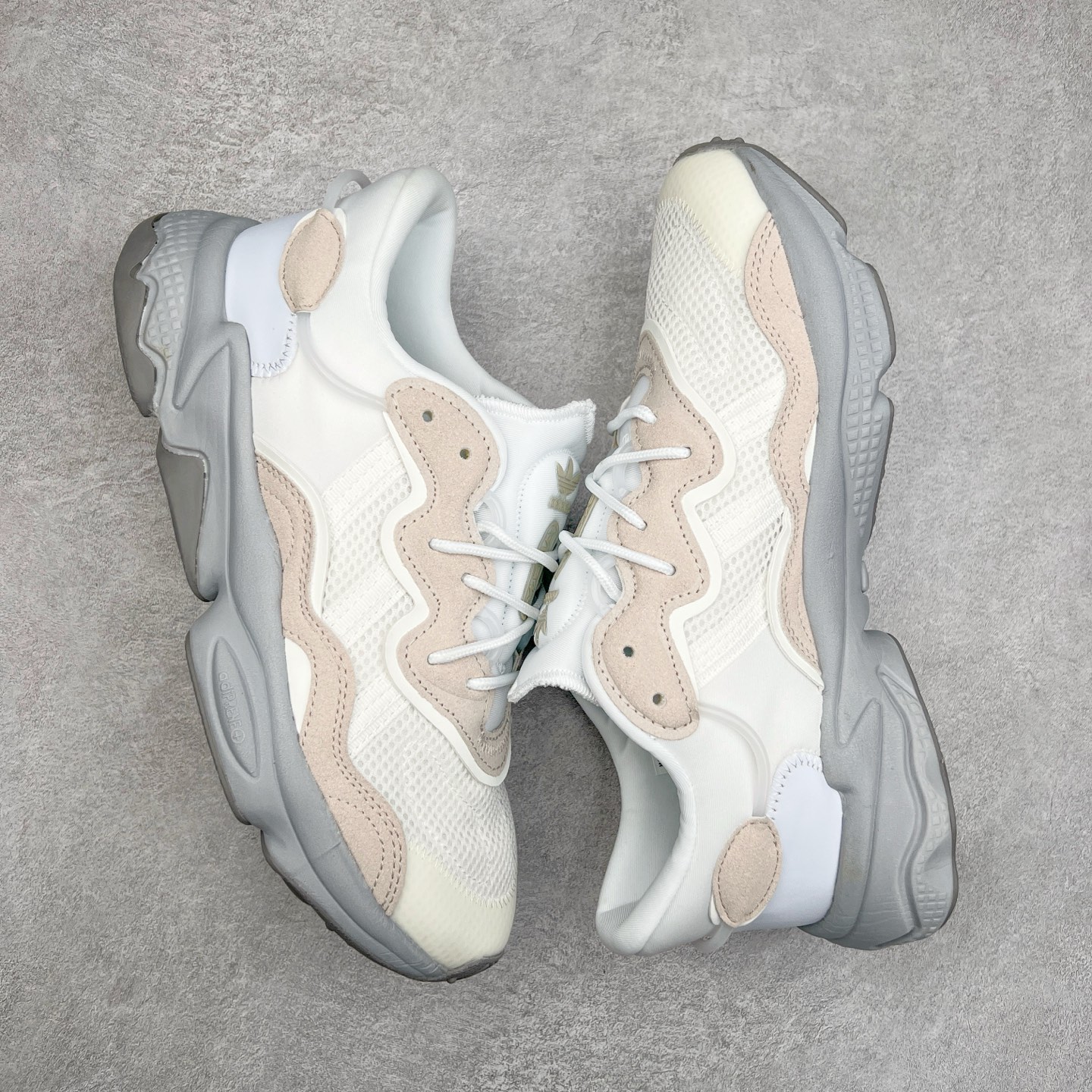 图片[3]-AD Originals OZWEEGO 简版椰子3M反光皮面水管复古老爹鞋 鞋面透气织物与出众皮革相互拼接 营造丰富层次 中底 adiPRENE+ 则提供穿着过程中的优良支撑 进一步提升舒适度 特别之处在于后跟半透明导管加持 个性又独特 最后辅以醒目色调营造强烈视觉反差 不凡的吸睛效果让人过目难忘 尺码：36 36.5 37 38 38.5 39 40 40.5 41 42 42.5 43 44 44.5 45-选品中心