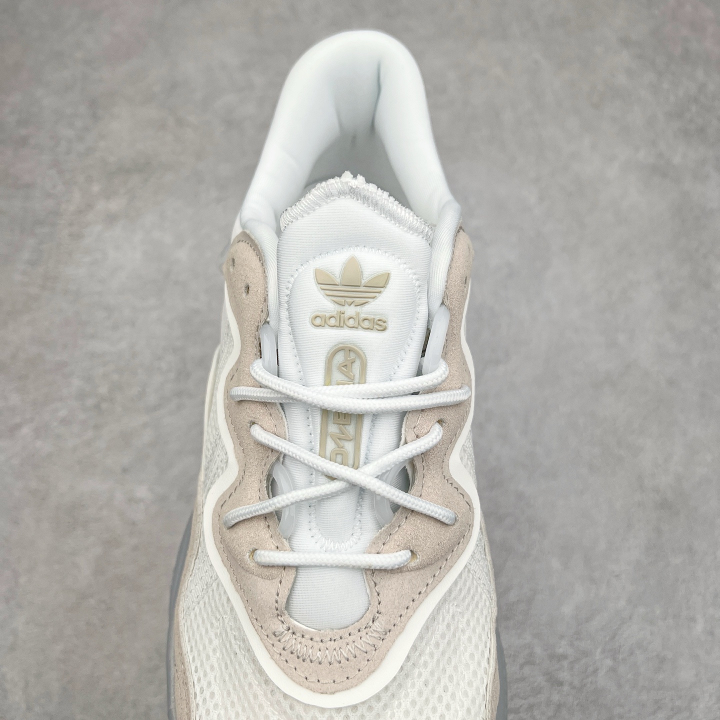 图片[5]-AD Originals OZWEEGO 简版椰子3M反光皮面水管复古老爹鞋 鞋面透气织物与出众皮革相互拼接 营造丰富层次 中底 adiPRENE+ 则提供穿着过程中的优良支撑 进一步提升舒适度 特别之处在于后跟半透明导管加持 个性又独特 最后辅以醒目色调营造强烈视觉反差 不凡的吸睛效果让人过目难忘 尺码：36 36.5 37 38 38.5 39 40 40.5 41 42 42.5 43 44 44.5 45-选品中心