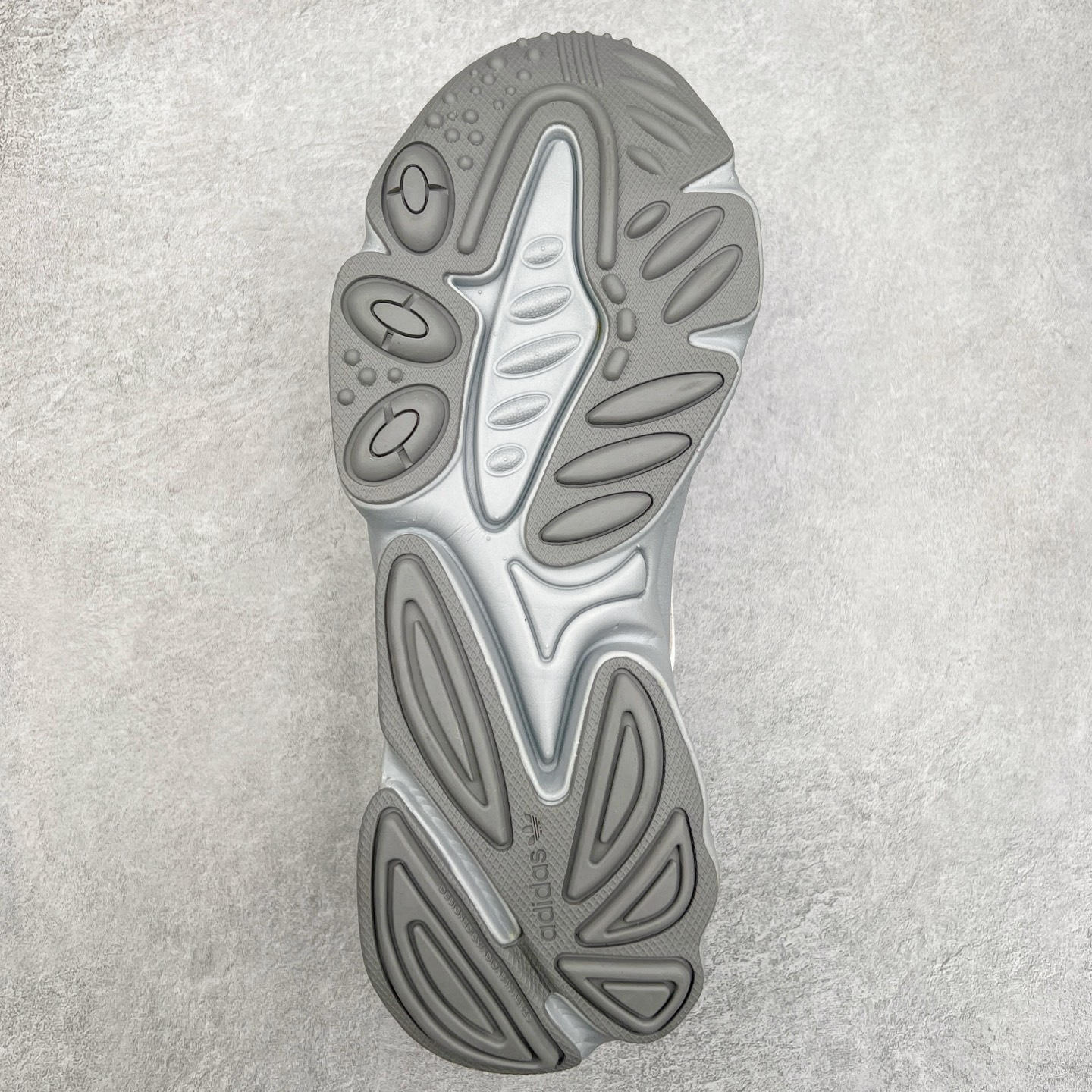 图片[9]-AD Originals OZWEEGO 简版椰子3M反光皮面水管复古老爹鞋 鞋面透气织物与出众皮革相互拼接 营造丰富层次 中底 adiPRENE+ 则提供穿着过程中的优良支撑 进一步提升舒适度 特别之处在于后跟半透明导管加持 个性又独特 最后辅以醒目色调营造强烈视觉反差 不凡的吸睛效果让人过目难忘 尺码：36 36.5 37 38 38.5 39 40 40.5 41 42 42.5 43 44 44.5 45-选品中心