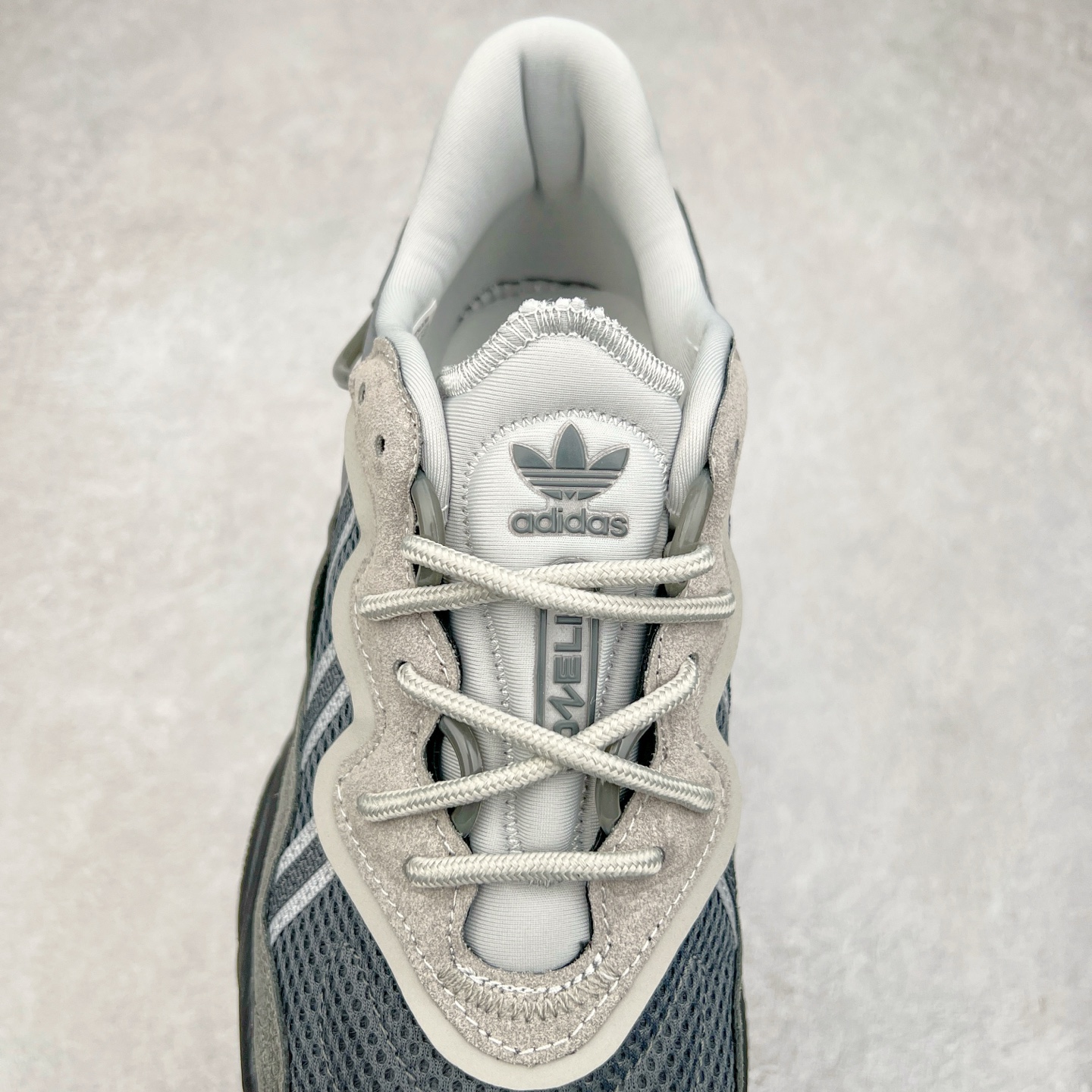 图片[5]-AD Originals OZWEEGO 简版椰子3M反光皮面水管复古老爹鞋 鞋面透气织物与出众皮革相互拼接 营造丰富层次 中底 adiPRENE+ 则提供穿着过程中的优良支撑 进一步提升舒适度 特别之处在于后跟半透明导管加持 个性又独特 最后辅以醒目色调营造强烈视觉反差 不凡的吸睛效果让人过目难忘 尺码：36 36.5 37 38 38.5 39 40 40.5 41 42 42.5 43 44 44.5 45-选品中心