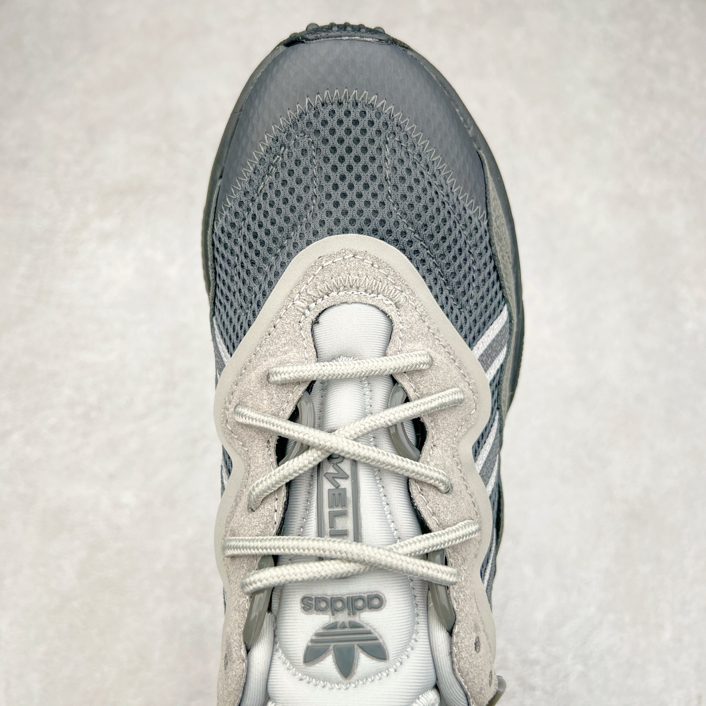 图片[4]-AD Originals OZWEEGO 简版椰子3M反光皮面水管复古老爹鞋 鞋面透气织物与出众皮革相互拼接 营造丰富层次 中底 adiPRENE+ 则提供穿着过程中的优良支撑 进一步提升舒适度 特别之处在于后跟半透明导管加持 个性又独特 最后辅以醒目色调营造强烈视觉反差 不凡的吸睛效果让人过目难忘 尺码：36 36.5 37 38 38.5 39 40 40.5 41 42 42.5 43 44 44.5 45-选品中心