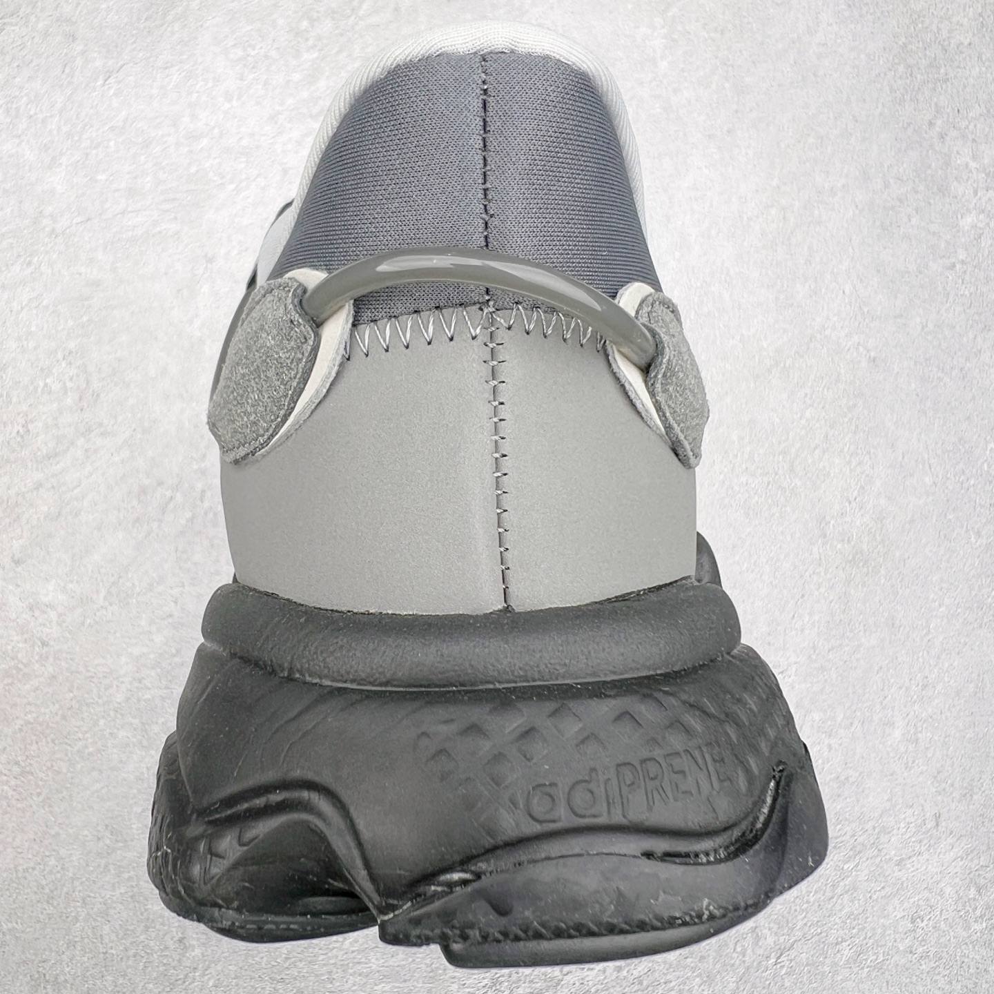 图片[8]-AD Originals OZWEEGO 简版椰子3M反光皮面水管复古老爹鞋 鞋面透气织物与出众皮革相互拼接 营造丰富层次 中底 adiPRENE+ 则提供穿着过程中的优良支撑 进一步提升舒适度 特别之处在于后跟半透明导管加持 个性又独特 最后辅以醒目色调营造强烈视觉反差 不凡的吸睛效果让人过目难忘 尺码：36 36.5 37 38 38.5 39 40 40.5 41 42 42.5 43 44 44.5 45-选品中心