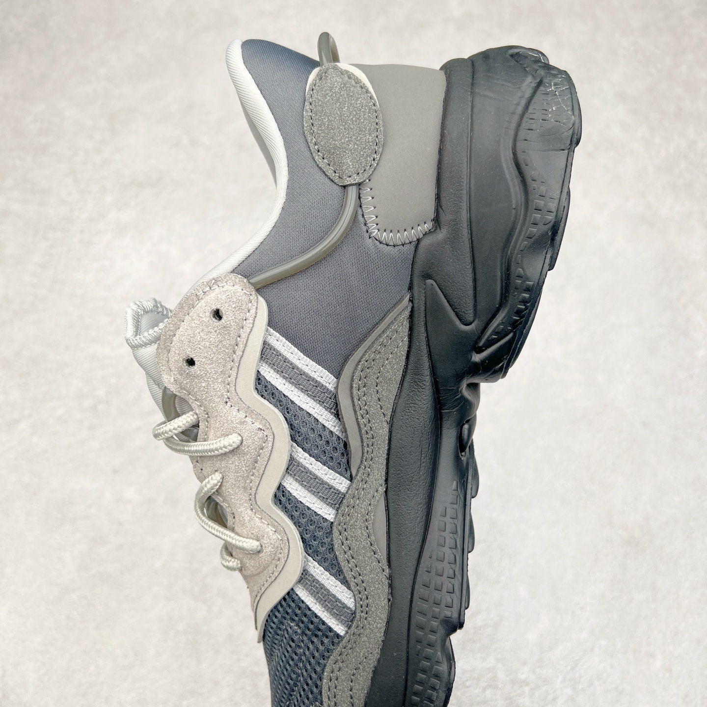 图片[7]-AD Originals OZWEEGO 简版椰子3M反光皮面水管复古老爹鞋 鞋面透气织物与出众皮革相互拼接 营造丰富层次 中底 adiPRENE+ 则提供穿着过程中的优良支撑 进一步提升舒适度 特别之处在于后跟半透明导管加持 个性又独特 最后辅以醒目色调营造强烈视觉反差 不凡的吸睛效果让人过目难忘 尺码：36 36.5 37 38 38.5 39 40 40.5 41 42 42.5 43 44 44.5 45-选品中心