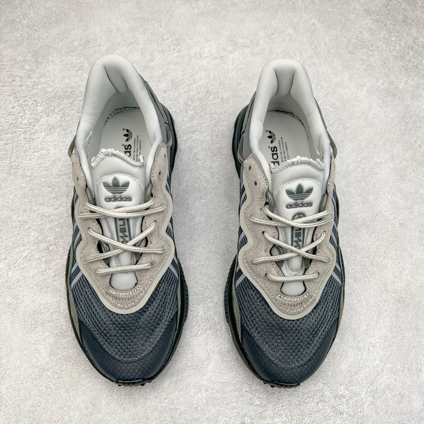 图片[2]-AD Originals OZWEEGO 简版椰子3M反光皮面水管复古老爹鞋 鞋面透气织物与出众皮革相互拼接 营造丰富层次 中底 adiPRENE+ 则提供穿着过程中的优良支撑 进一步提升舒适度 特别之处在于后跟半透明导管加持 个性又独特 最后辅以醒目色调营造强烈视觉反差 不凡的吸睛效果让人过目难忘 尺码：36 36.5 37 38 38.5 39 40 40.5 41 42 42.5 43 44 44.5 45-选品中心