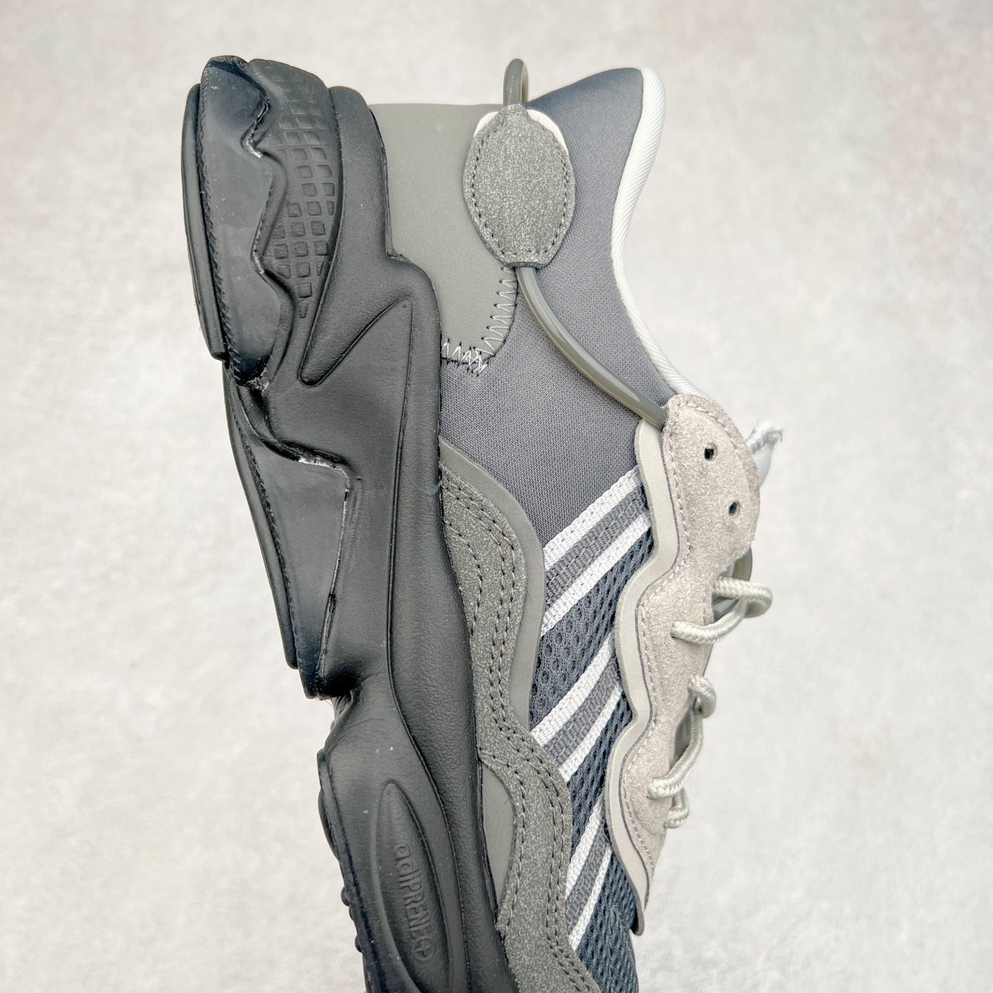 图片[6]-AD Originals OZWEEGO 简版椰子3M反光皮面水管复古老爹鞋 鞋面透气织物与出众皮革相互拼接 营造丰富层次 中底 adiPRENE+ 则提供穿着过程中的优良支撑 进一步提升舒适度 特别之处在于后跟半透明导管加持 个性又独特 最后辅以醒目色调营造强烈视觉反差 不凡的吸睛效果让人过目难忘 尺码：36 36.5 37 38 38.5 39 40 40.5 41 42 42.5 43 44 44.5 45-选品中心