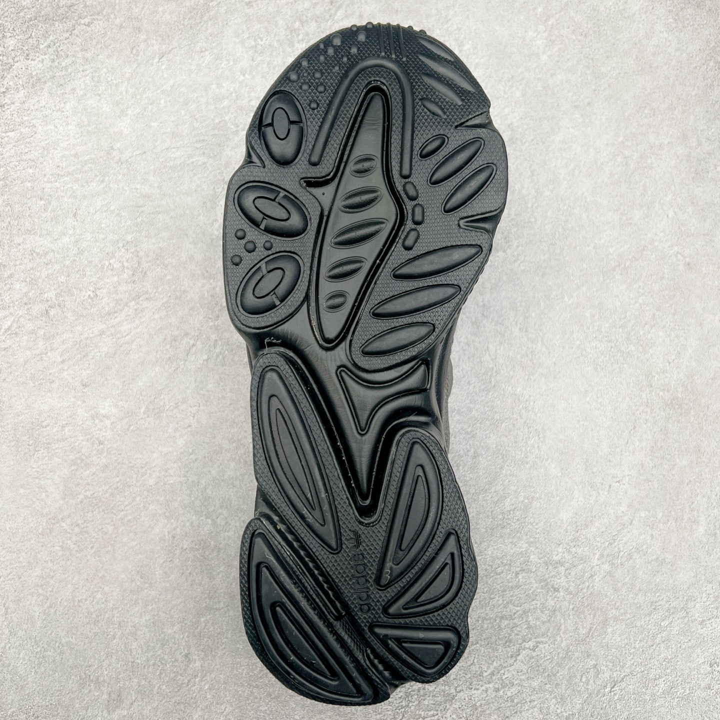 图片[9]-AD Originals OZWEEGO 简版椰子3M反光皮面水管复古老爹鞋 鞋面透气织物与出众皮革相互拼接 营造丰富层次 中底 adiPRENE+ 则提供穿着过程中的优良支撑 进一步提升舒适度 特别之处在于后跟半透明导管加持 个性又独特 最后辅以醒目色调营造强烈视觉反差 不凡的吸睛效果让人过目难忘 尺码：36 36.5 37 38 38.5 39 40 40.5 41 42 42.5 43 44 44.5 45-选品中心