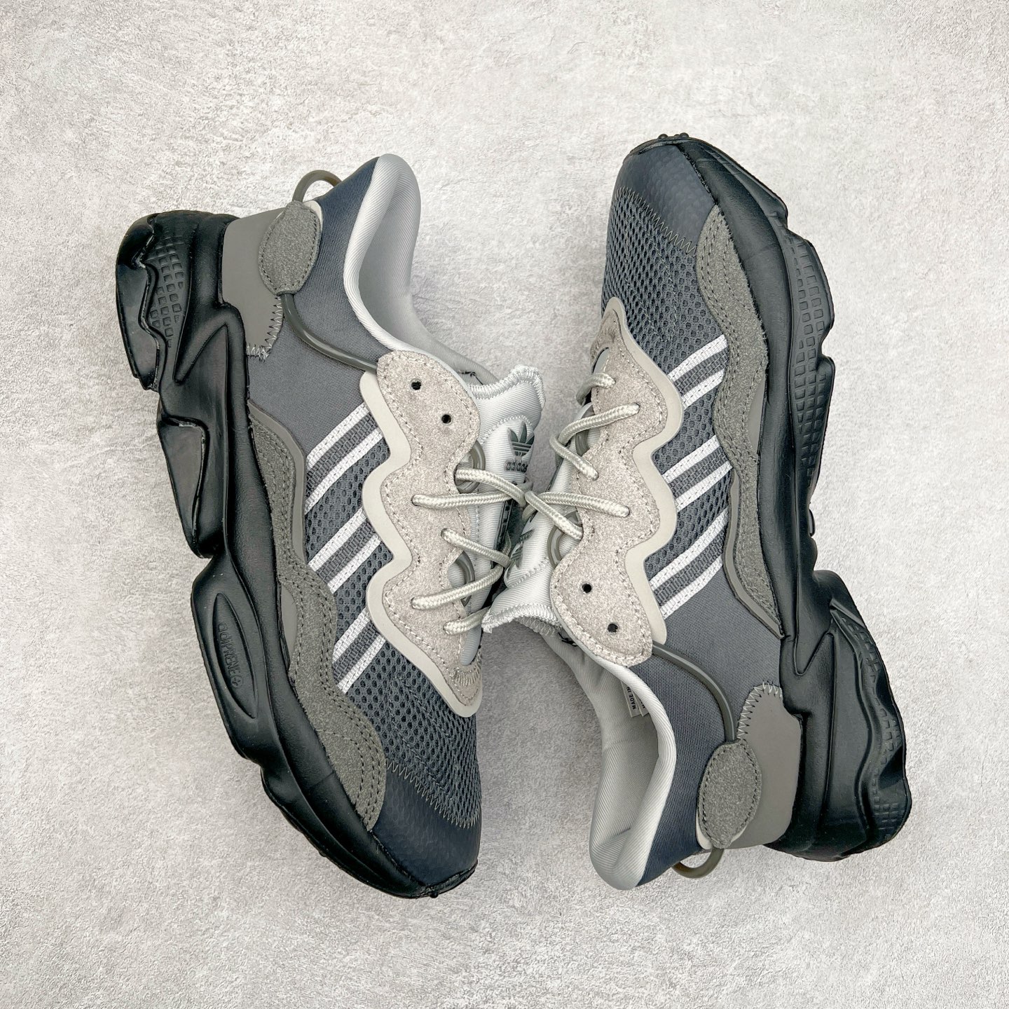 图片[3]-AD Originals OZWEEGO 简版椰子3M反光皮面水管复古老爹鞋 鞋面透气织物与出众皮革相互拼接 营造丰富层次 中底 adiPRENE+ 则提供穿着过程中的优良支撑 进一步提升舒适度 特别之处在于后跟半透明导管加持 个性又独特 最后辅以醒目色调营造强烈视觉反差 不凡的吸睛效果让人过目难忘 尺码：36 36.5 37 38 38.5 39 40 40.5 41 42 42.5 43 44 44.5 45-选品中心