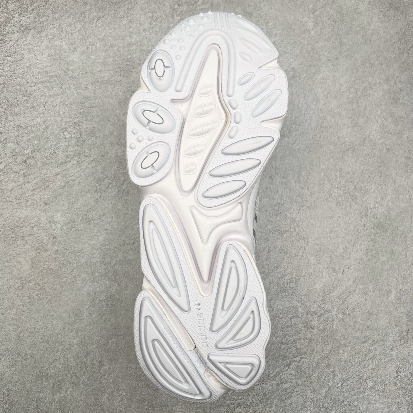 图片[9]-AD Originals OZWEEGO 简版椰子3M反光皮面水管复古老爹鞋 鞋面透气织物与出众皮革相互拼接 营造丰富层次 中底 adiPRENE+ 则提供穿着过程中的优良支撑 进一步提升舒适度 特别之处在于后跟半透明导管加持 个性又独特 最后辅以醒目色调营造强烈视觉反差 不凡的吸睛效果让人过目难忘 尺码：36 36.5 37 38 38.5 39 40 40.5 41 42 42.5 43 44 44.5 45-选品中心