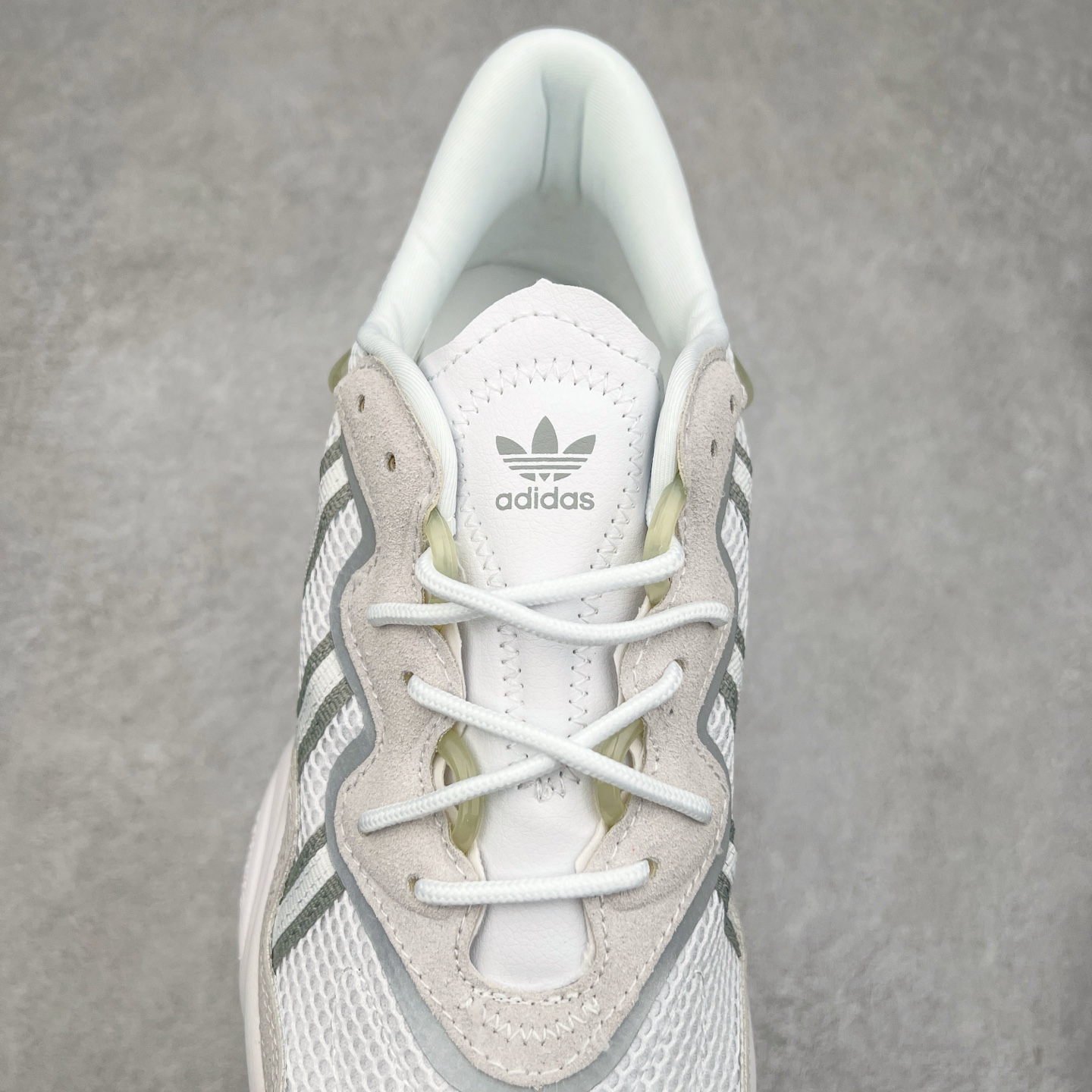 图片[5]-AD Originals OZWEEGO 简版椰子3M反光皮面水管复古老爹鞋 鞋面透气织物与出众皮革相互拼接 营造丰富层次 中底 adiPRENE+ 则提供穿着过程中的优良支撑 进一步提升舒适度 特别之处在于后跟半透明导管加持 个性又独特 最后辅以醒目色调营造强烈视觉反差 不凡的吸睛效果让人过目难忘 尺码：36 36.5 37 38 38.5 39 40 40.5 41 42 42.5 43 44 44.5 45-选品中心