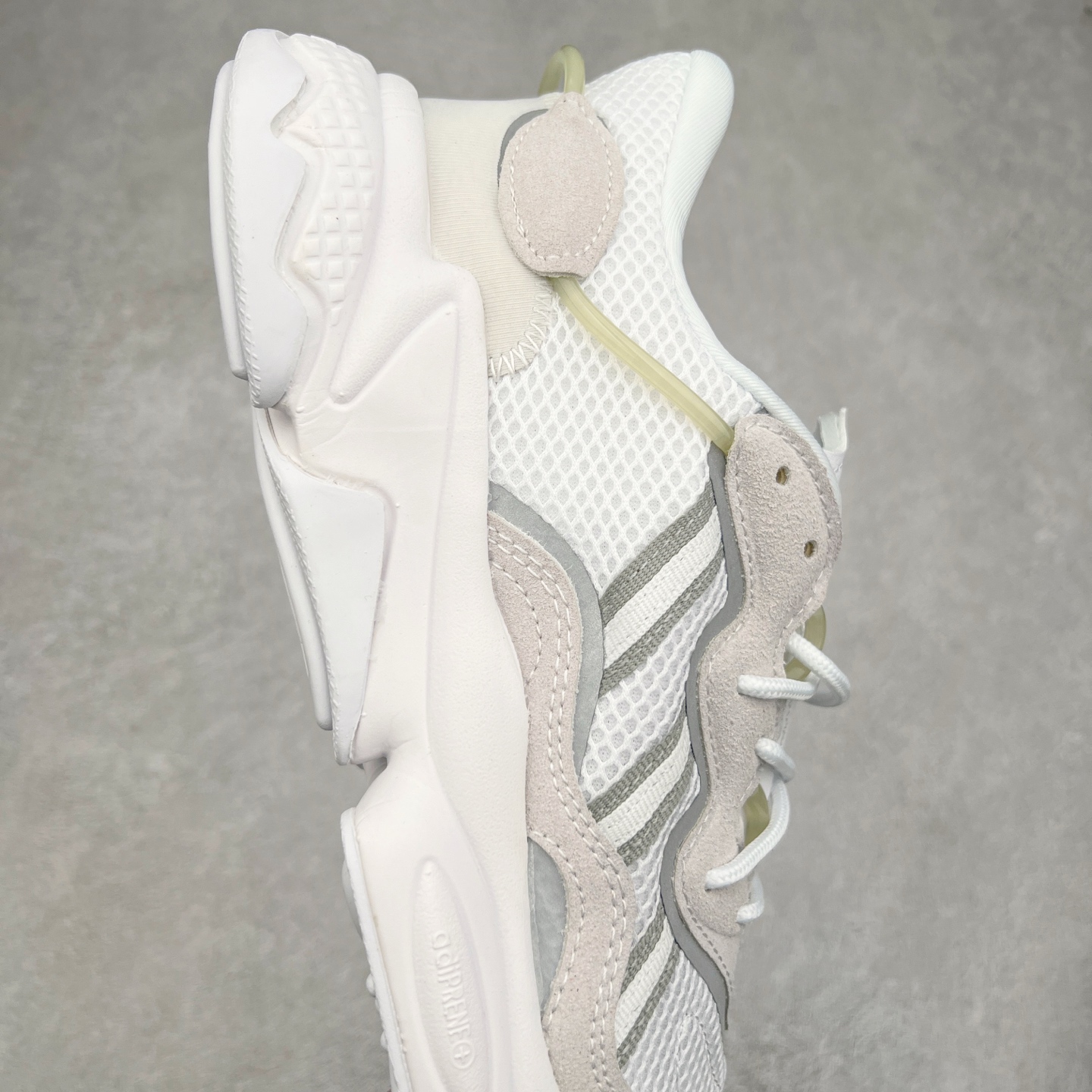 图片[6]-AD Originals OZWEEGO 简版椰子3M反光皮面水管复古老爹鞋 鞋面透气织物与出众皮革相互拼接 营造丰富层次 中底 adiPRENE+ 则提供穿着过程中的优良支撑 进一步提升舒适度 特别之处在于后跟半透明导管加持 个性又独特 最后辅以醒目色调营造强烈视觉反差 不凡的吸睛效果让人过目难忘 尺码：36 36.5 37 38 38.5 39 40 40.5 41 42 42.5 43 44 44.5 45-选品中心