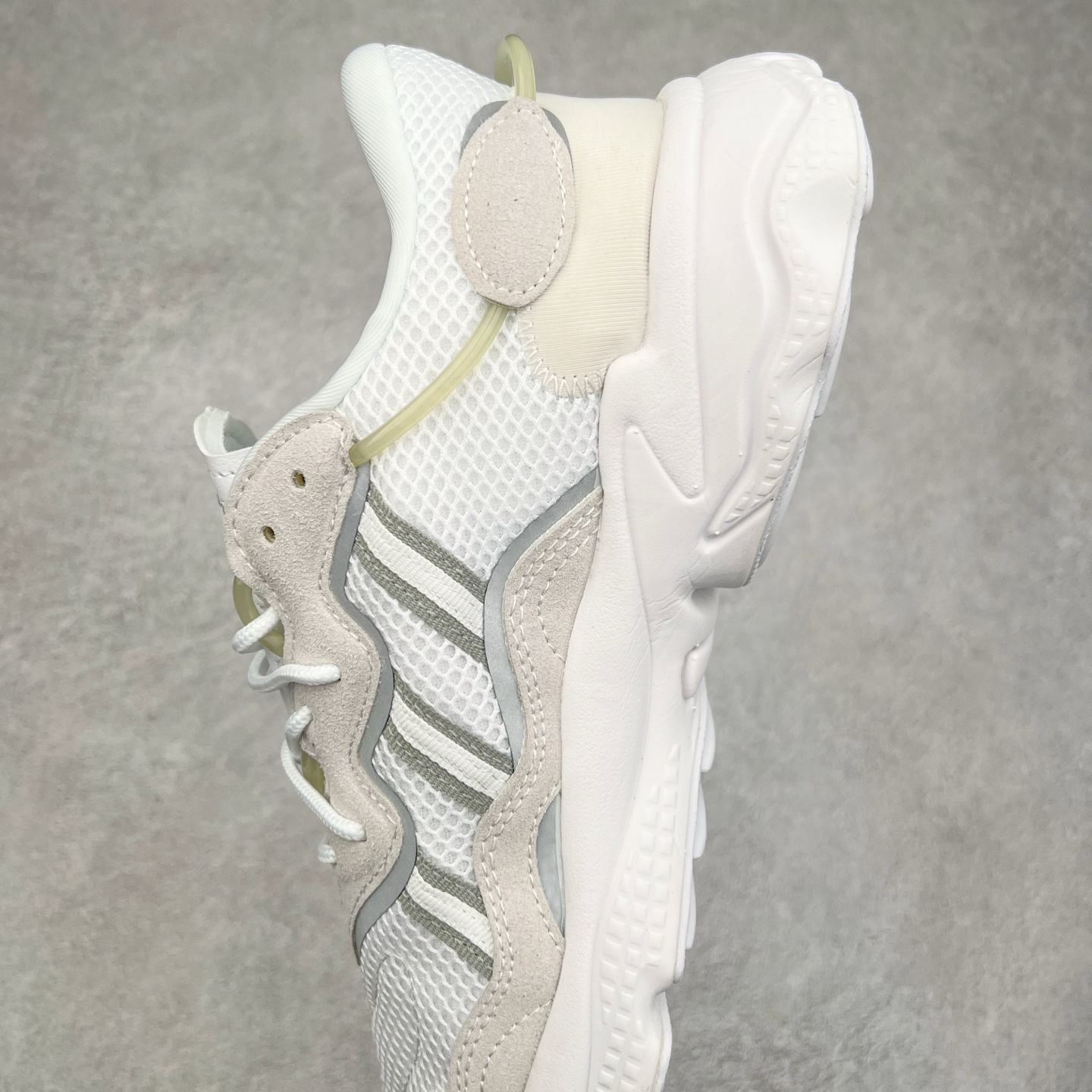 图片[7]-AD Originals OZWEEGO 简版椰子3M反光皮面水管复古老爹鞋 鞋面透气织物与出众皮革相互拼接 营造丰富层次 中底 adiPRENE+ 则提供穿着过程中的优良支撑 进一步提升舒适度 特别之处在于后跟半透明导管加持 个性又独特 最后辅以醒目色调营造强烈视觉反差 不凡的吸睛效果让人过目难忘 尺码：36 36.5 37 38 38.5 39 40 40.5 41 42 42.5 43 44 44.5 45-选品中心