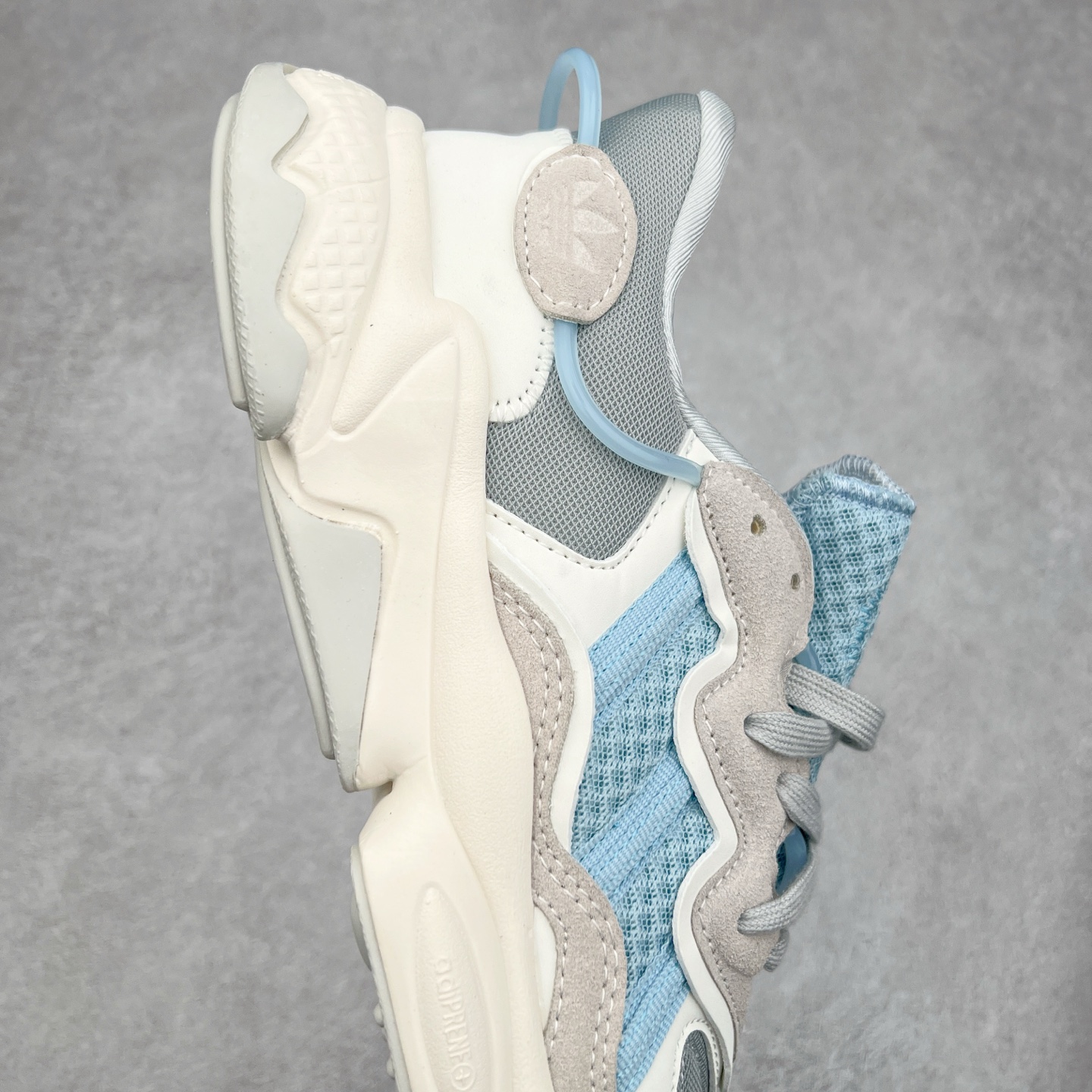 图片[6]-AD Originals OZWEEGO 简版椰子3M反光皮面水管复古老爹鞋 鞋面透气织物与出众皮革相互拼接 营造丰富层次 中底 adiPRENE+ 则提供穿着过程中的优良支撑 进一步提升舒适度 特别之处在于后跟半透明导管加持 个性又独特 最后辅以醒目色调营造强烈视觉反差 不凡的吸睛效果让人过目难忘 尺码：36 36.5 37 38 38.5 39 40 40.5 41 42 42.5 43 44 44.5 45-选品中心