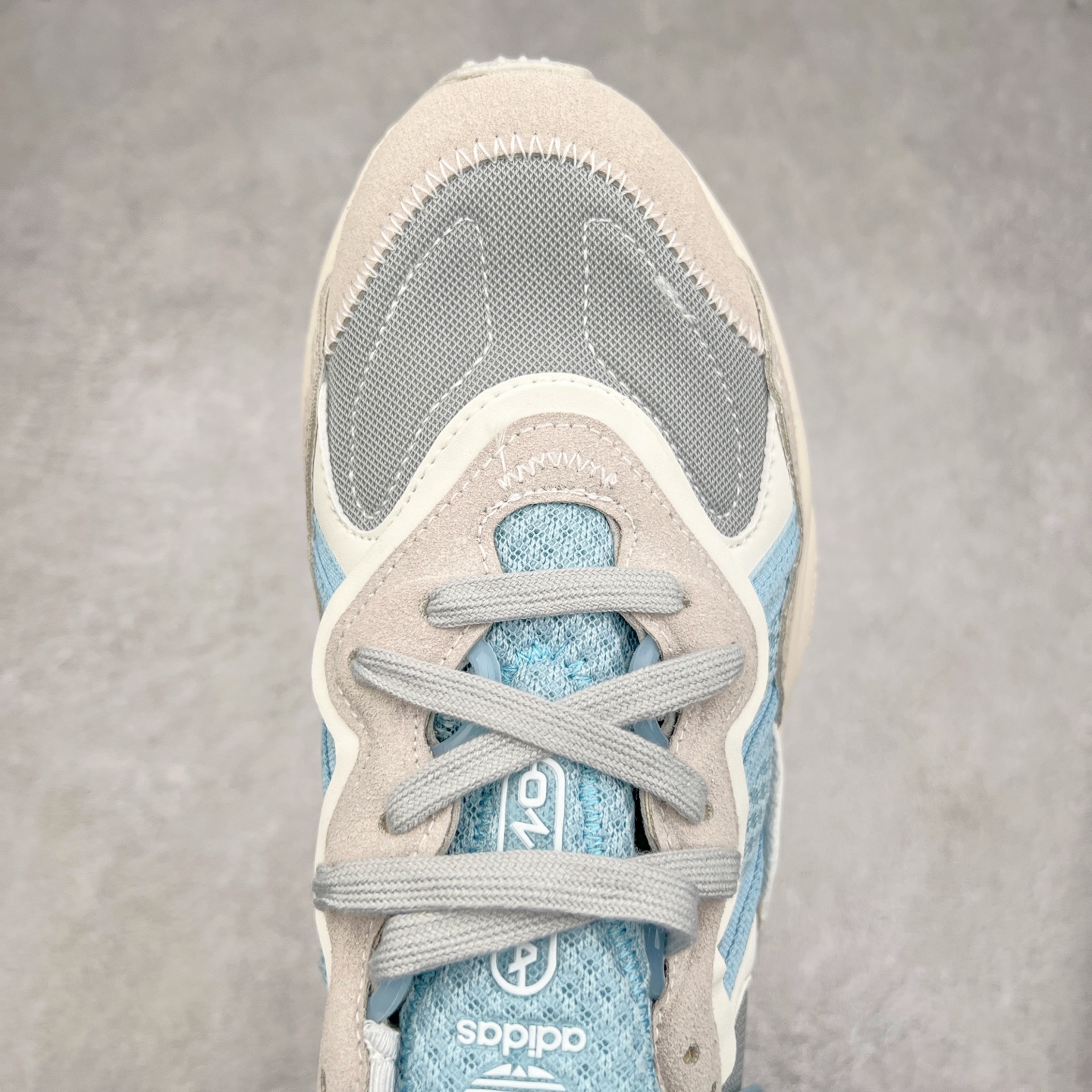 图片[4]-AD Originals OZWEEGO 简版椰子3M反光皮面水管复古老爹鞋 鞋面透气织物与出众皮革相互拼接 营造丰富层次 中底 adiPRENE+ 则提供穿着过程中的优良支撑 进一步提升舒适度 特别之处在于后跟半透明导管加持 个性又独特 最后辅以醒目色调营造强烈视觉反差 不凡的吸睛效果让人过目难忘 尺码：36 36.5 37 38 38.5 39 40 40.5 41 42 42.5 43 44 44.5 45-选品中心