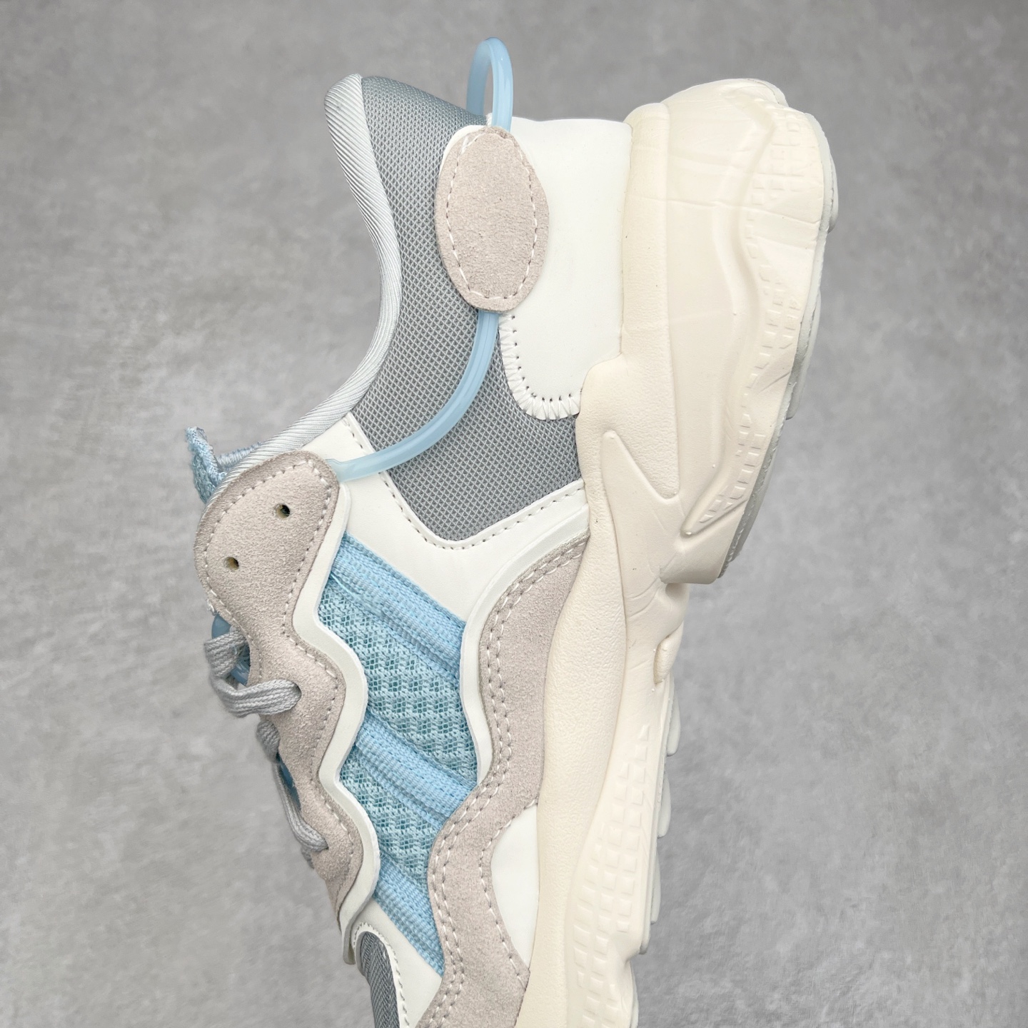 图片[7]-AD Originals OZWEEGO 简版椰子3M反光皮面水管复古老爹鞋 鞋面透气织物与出众皮革相互拼接 营造丰富层次 中底 adiPRENE+ 则提供穿着过程中的优良支撑 进一步提升舒适度 特别之处在于后跟半透明导管加持 个性又独特 最后辅以醒目色调营造强烈视觉反差 不凡的吸睛效果让人过目难忘 尺码：36 36.5 37 38 38.5 39 40 40.5 41 42 42.5 43 44 44.5 45-选品中心