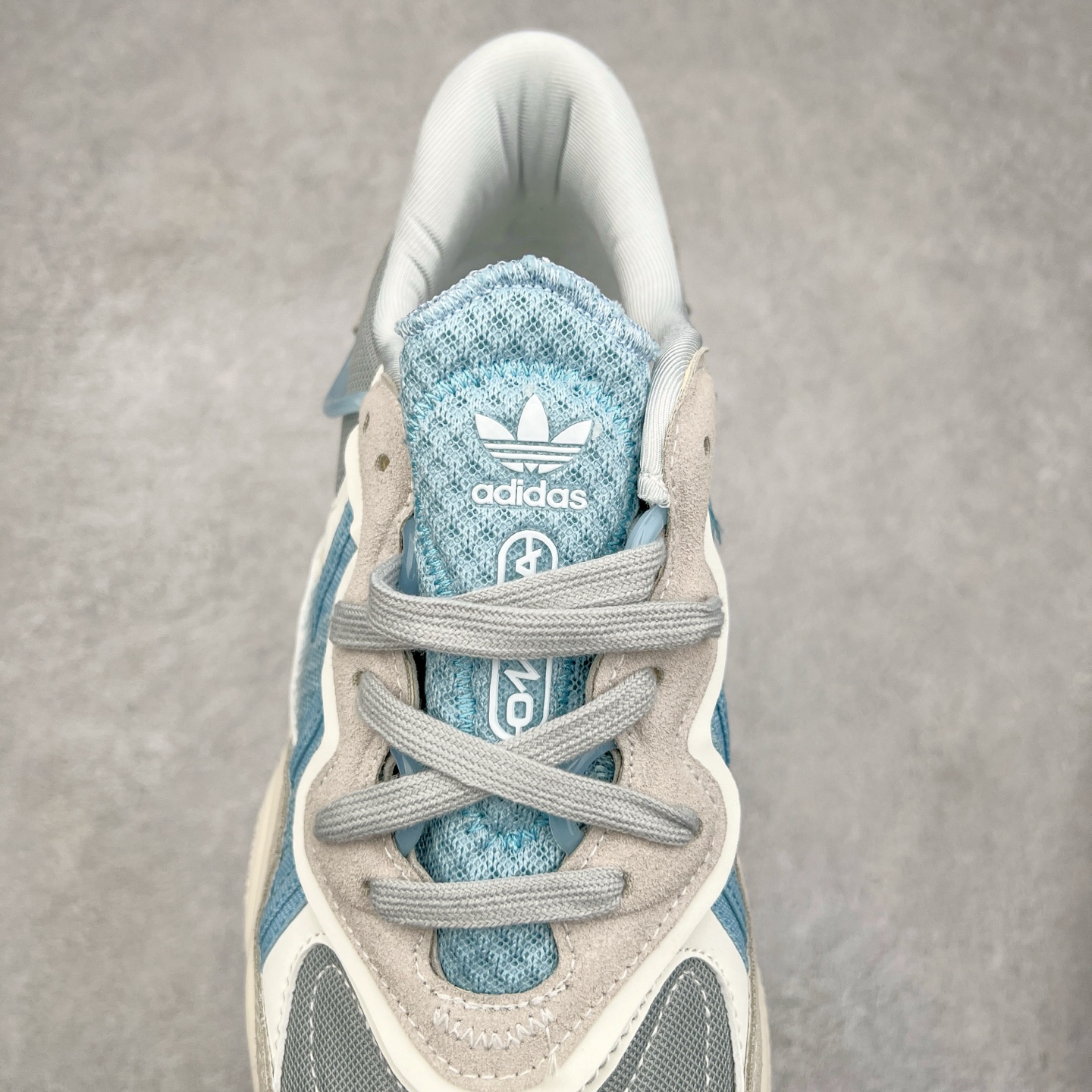 图片[5]-AD Originals OZWEEGO 简版椰子3M反光皮面水管复古老爹鞋 鞋面透气织物与出众皮革相互拼接 营造丰富层次 中底 adiPRENE+ 则提供穿着过程中的优良支撑 进一步提升舒适度 特别之处在于后跟半透明导管加持 个性又独特 最后辅以醒目色调营造强烈视觉反差 不凡的吸睛效果让人过目难忘 尺码：36 36.5 37 38 38.5 39 40 40.5 41 42 42.5 43 44 44.5 45-选品中心