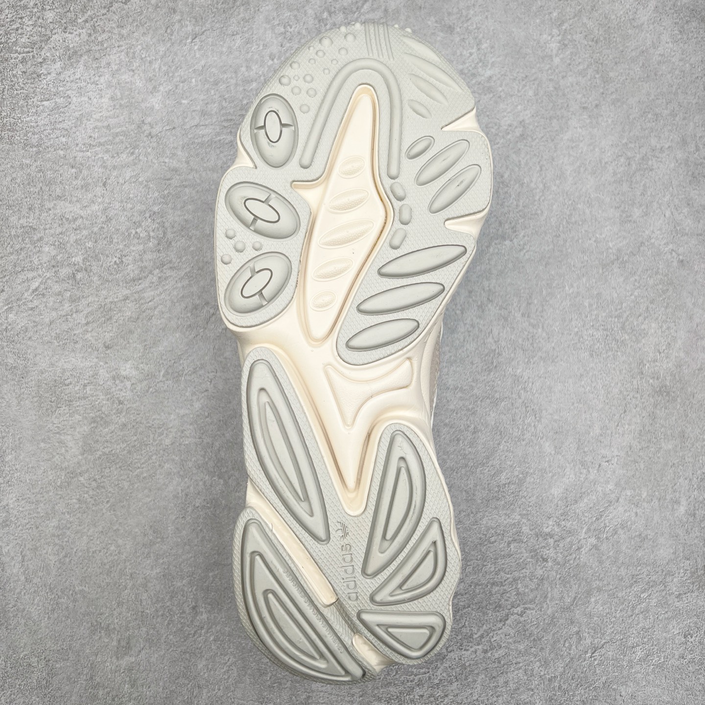 图片[9]-AD Originals OZWEEGO 简版椰子3M反光皮面水管复古老爹鞋 鞋面透气织物与出众皮革相互拼接 营造丰富层次 中底 adiPRENE+ 则提供穿着过程中的优良支撑 进一步提升舒适度 特别之处在于后跟半透明导管加持 个性又独特 最后辅以醒目色调营造强烈视觉反差 不凡的吸睛效果让人过目难忘 尺码：36 36.5 37 38 38.5 39 40 40.5 41 42 42.5 43 44 44.5 45-选品中心