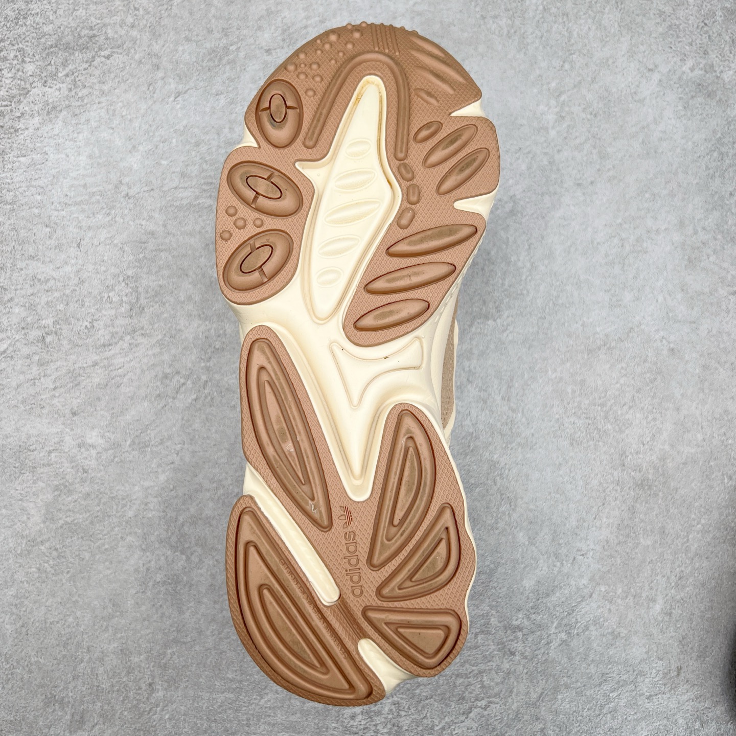 图片[9]-AD Originals OZWEEGO 简版椰子3M反光皮面水管复古老爹鞋 鞋面透气织物与出众皮革相互拼接 营造丰富层次 中底 adiPRENE+ 则提供穿着过程中的优良支撑 进一步提升舒适度 特别之处在于后跟半透明导管加持 个性又独特 最后辅以醒目色调营造强烈视觉反差 不凡的吸睛效果让人过目难忘 尺码：36 36.5 37 38 38.5 39 40 40.5 41 42 42.5 43 44 44.5 45-选品中心