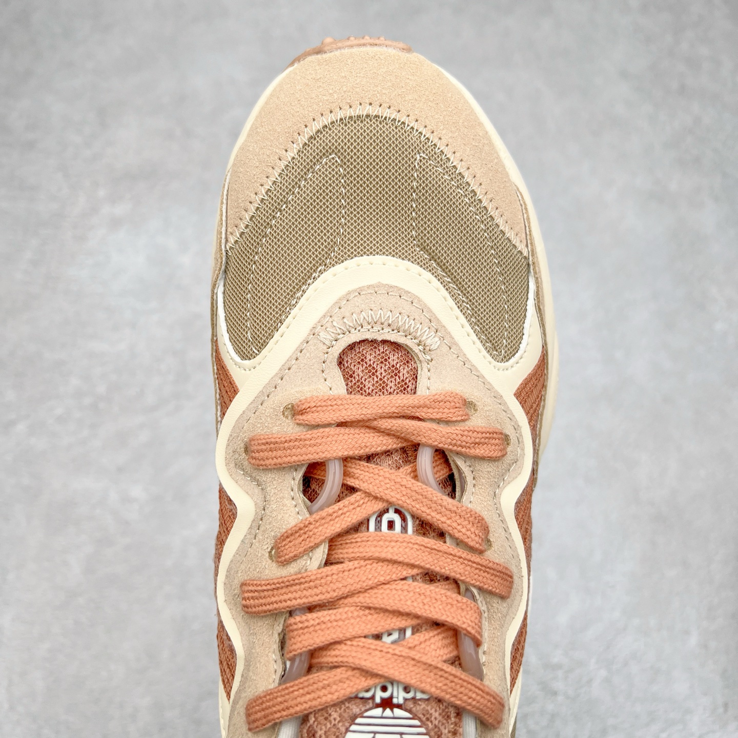 图片[4]-AD Originals OZWEEGO 简版椰子3M反光皮面水管复古老爹鞋 鞋面透气织物与出众皮革相互拼接 营造丰富层次 中底 adiPRENE+ 则提供穿着过程中的优良支撑 进一步提升舒适度 特别之处在于后跟半透明导管加持 个性又独特 最后辅以醒目色调营造强烈视觉反差 不凡的吸睛效果让人过目难忘 尺码：36 36.5 37 38 38.5 39 40 40.5 41 42 42.5 43 44 44.5 45-选品中心