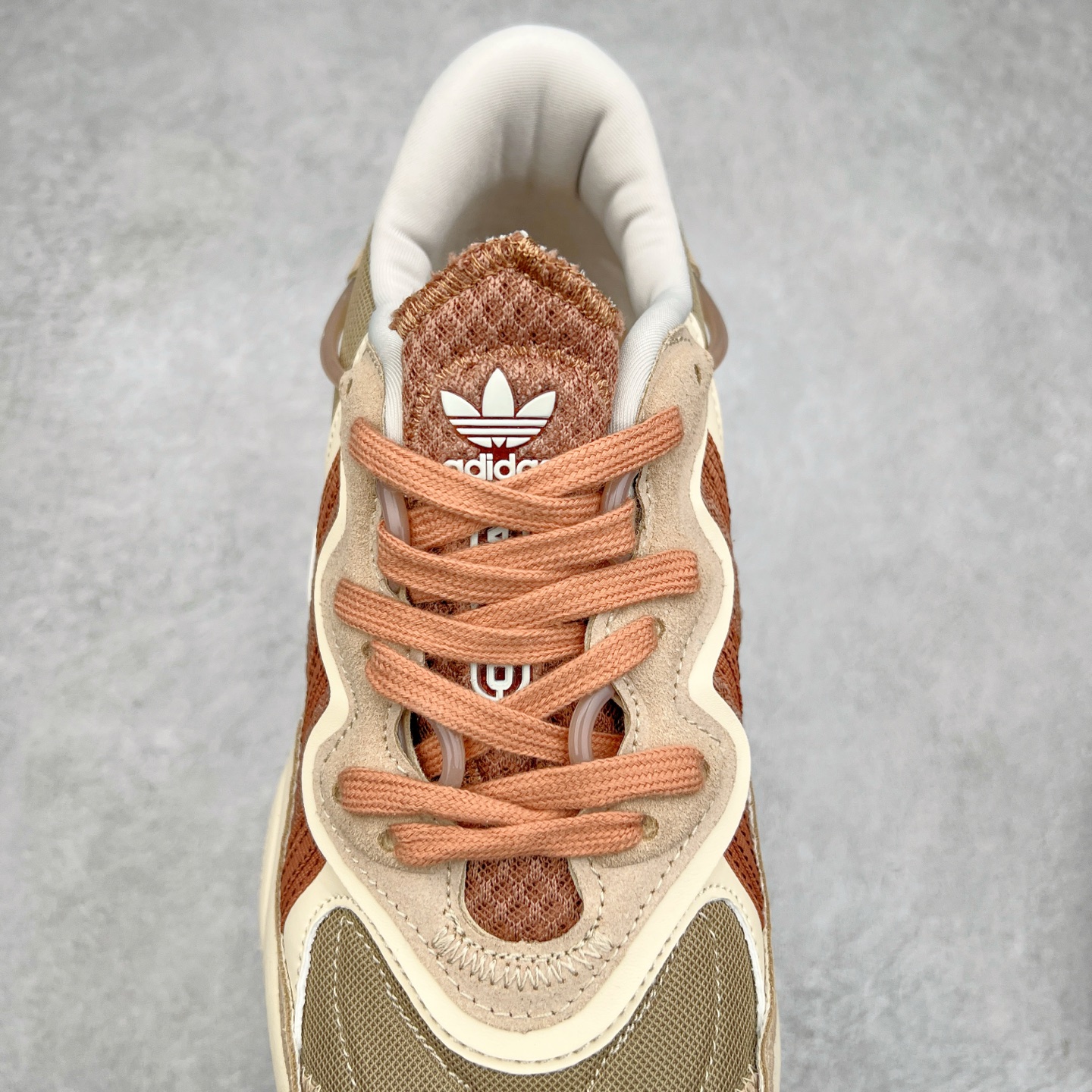 图片[5]-AD Originals OZWEEGO 简版椰子3M反光皮面水管复古老爹鞋 鞋面透气织物与出众皮革相互拼接 营造丰富层次 中底 adiPRENE+ 则提供穿着过程中的优良支撑 进一步提升舒适度 特别之处在于后跟半透明导管加持 个性又独特 最后辅以醒目色调营造强烈视觉反差 不凡的吸睛效果让人过目难忘 尺码：36 36.5 37 38 38.5 39 40 40.5 41 42 42.5 43 44 44.5 45-选品中心