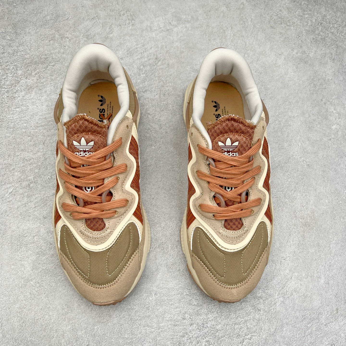 图片[2]-AD Originals OZWEEGO 简版椰子3M反光皮面水管复古老爹鞋 鞋面透气织物与出众皮革相互拼接 营造丰富层次 中底 adiPRENE+ 则提供穿着过程中的优良支撑 进一步提升舒适度 特别之处在于后跟半透明导管加持 个性又独特 最后辅以醒目色调营造强烈视觉反差 不凡的吸睛效果让人过目难忘 尺码：36 36.5 37 38 38.5 39 40 40.5 41 42 42.5 43 44 44.5 45-选品中心