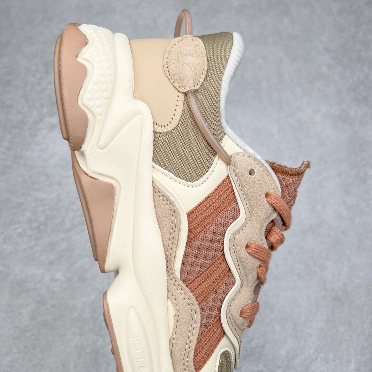 图片[6]-AD Originals OZWEEGO 简版椰子3M反光皮面水管复古老爹鞋 鞋面透气织物与出众皮革相互拼接 营造丰富层次 中底 adiPRENE+ 则提供穿着过程中的优良支撑 进一步提升舒适度 特别之处在于后跟半透明导管加持 个性又独特 最后辅以醒目色调营造强烈视觉反差 不凡的吸睛效果让人过目难忘 尺码：36 36.5 37 38 38.5 39 40 40.5 41 42 42.5 43 44 44.5 45-选品中心