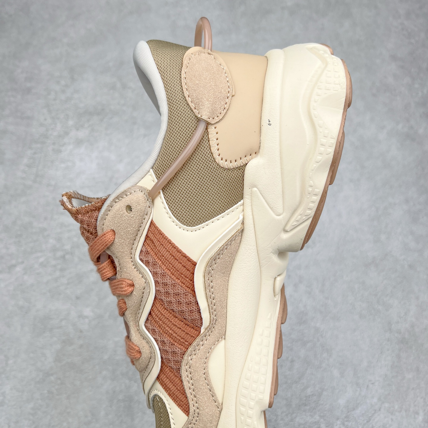 图片[7]-AD Originals OZWEEGO 简版椰子3M反光皮面水管复古老爹鞋 鞋面透气织物与出众皮革相互拼接 营造丰富层次 中底 adiPRENE+ 则提供穿着过程中的优良支撑 进一步提升舒适度 特别之处在于后跟半透明导管加持 个性又独特 最后辅以醒目色调营造强烈视觉反差 不凡的吸睛效果让人过目难忘 尺码：36 36.5 37 38 38.5 39 40 40.5 41 42 42.5 43 44 44.5 45-选品中心