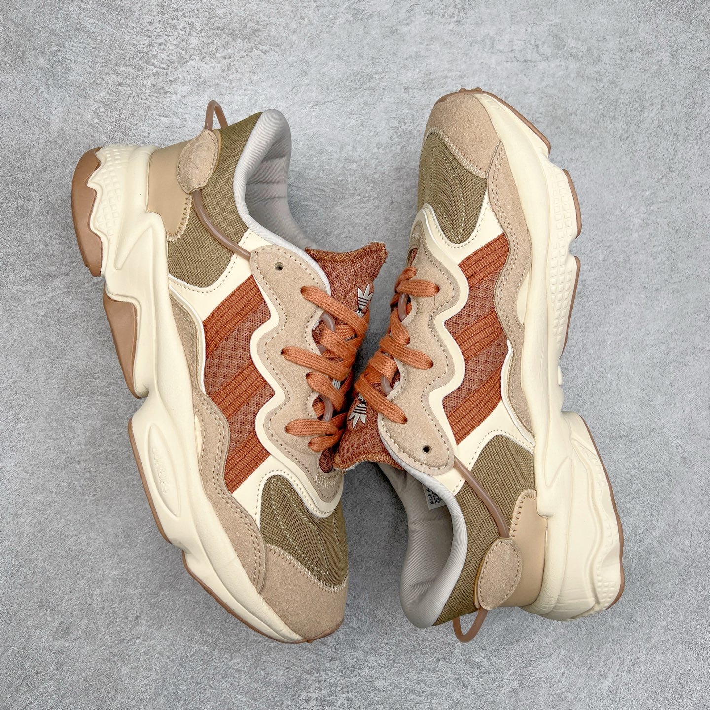 图片[3]-AD Originals OZWEEGO 简版椰子3M反光皮面水管复古老爹鞋 鞋面透气织物与出众皮革相互拼接 营造丰富层次 中底 adiPRENE+ 则提供穿着过程中的优良支撑 进一步提升舒适度 特别之处在于后跟半透明导管加持 个性又独特 最后辅以醒目色调营造强烈视觉反差 不凡的吸睛效果让人过目难忘 尺码：36 36.5 37 38 38.5 39 40 40.5 41 42 42.5 43 44 44.5 45-选品中心