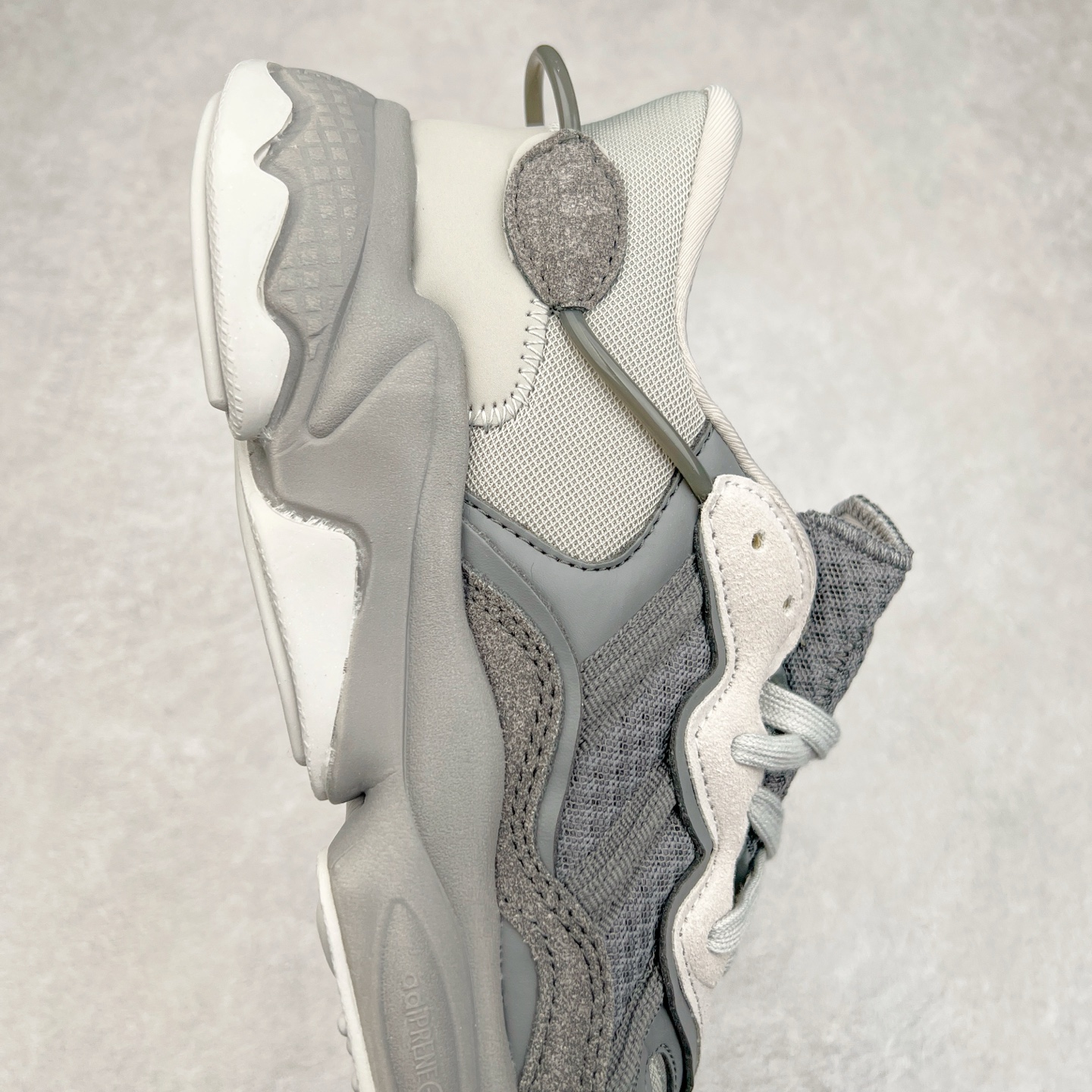 图片[6]-AD Originals OZWEEGO 简版椰子3M反光皮面水管复古老爹鞋 鞋面透气织物与出众皮革相互拼接 营造丰富层次 中底 adiPRENE+ 则提供穿着过程中的优良支撑 进一步提升舒适度 特别之处在于后跟半透明导管加持 个性又独特 最后辅以醒目色调营造强烈视觉反差 不凡的吸睛效果让人过目难忘 尺码：36 36.5 37 38 38.5 39 40 40.5 41 42 42.5 43 44 44.5 45-选品中心