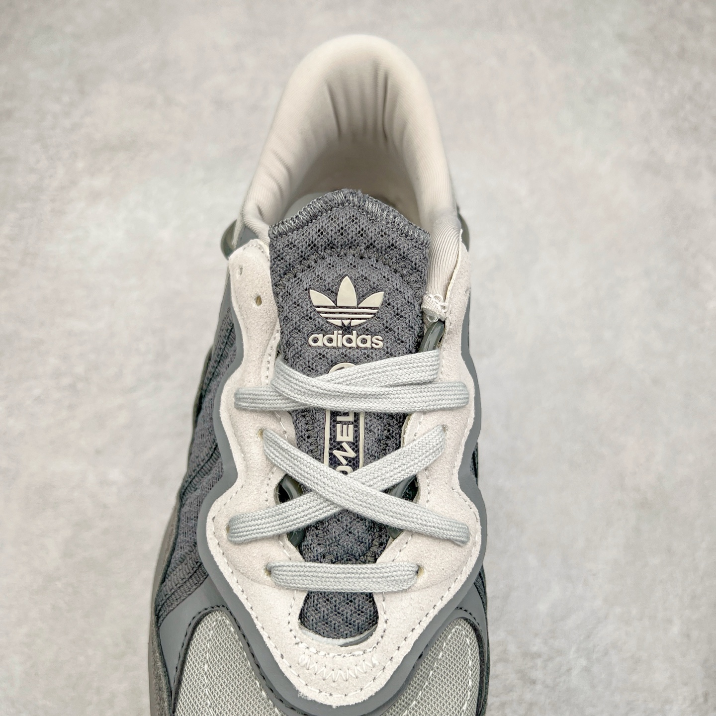 图片[5]-AD Originals OZWEEGO 简版椰子3M反光皮面水管复古老爹鞋 鞋面透气织物与出众皮革相互拼接 营造丰富层次 中底 adiPRENE+ 则提供穿着过程中的优良支撑 进一步提升舒适度 特别之处在于后跟半透明导管加持 个性又独特 最后辅以醒目色调营造强烈视觉反差 不凡的吸睛效果让人过目难忘 尺码：36 36.5 37 38 38.5 39 40 40.5 41 42 42.5 43 44 44.5 45-选品中心