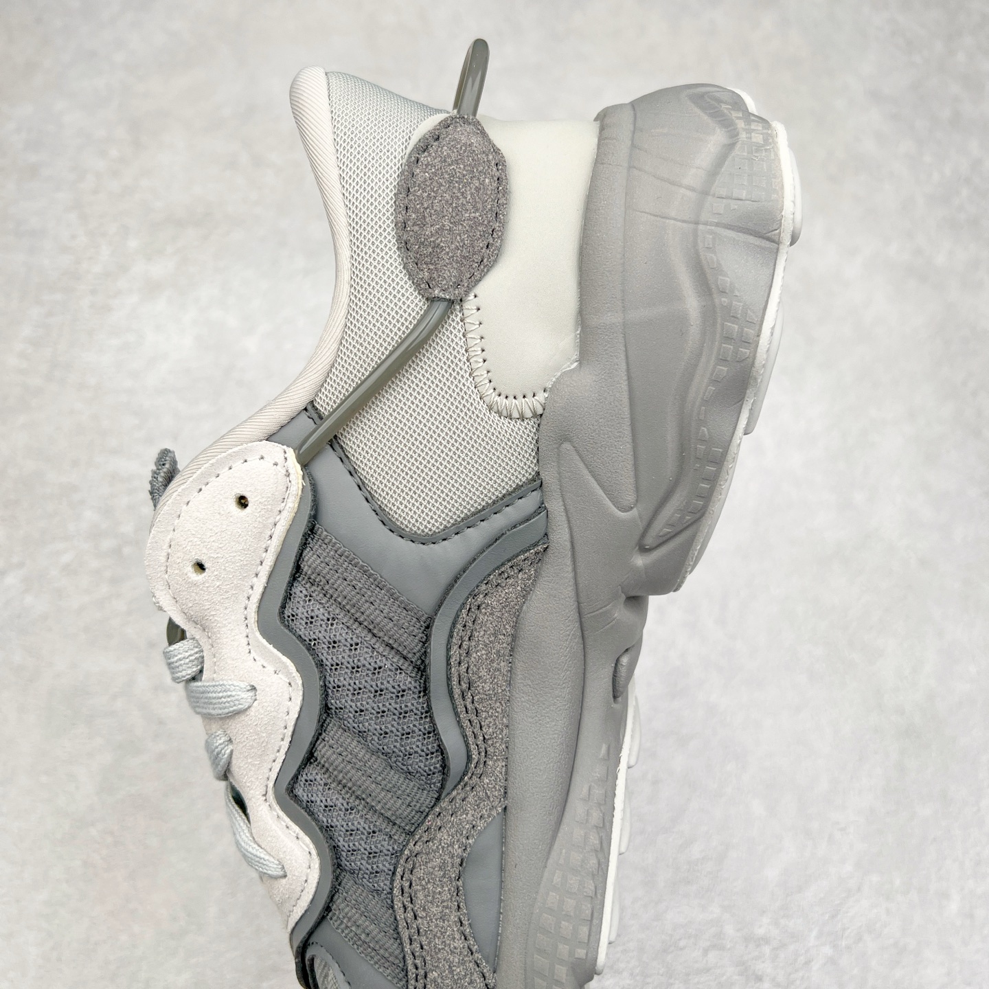 图片[7]-AD Originals OZWEEGO 简版椰子3M反光皮面水管复古老爹鞋 鞋面透气织物与出众皮革相互拼接 营造丰富层次 中底 adiPRENE+ 则提供穿着过程中的优良支撑 进一步提升舒适度 特别之处在于后跟半透明导管加持 个性又独特 最后辅以醒目色调营造强烈视觉反差 不凡的吸睛效果让人过目难忘 尺码：36 36.5 37 38 38.5 39 40 40.5 41 42 42.5 43 44 44.5 45-选品中心