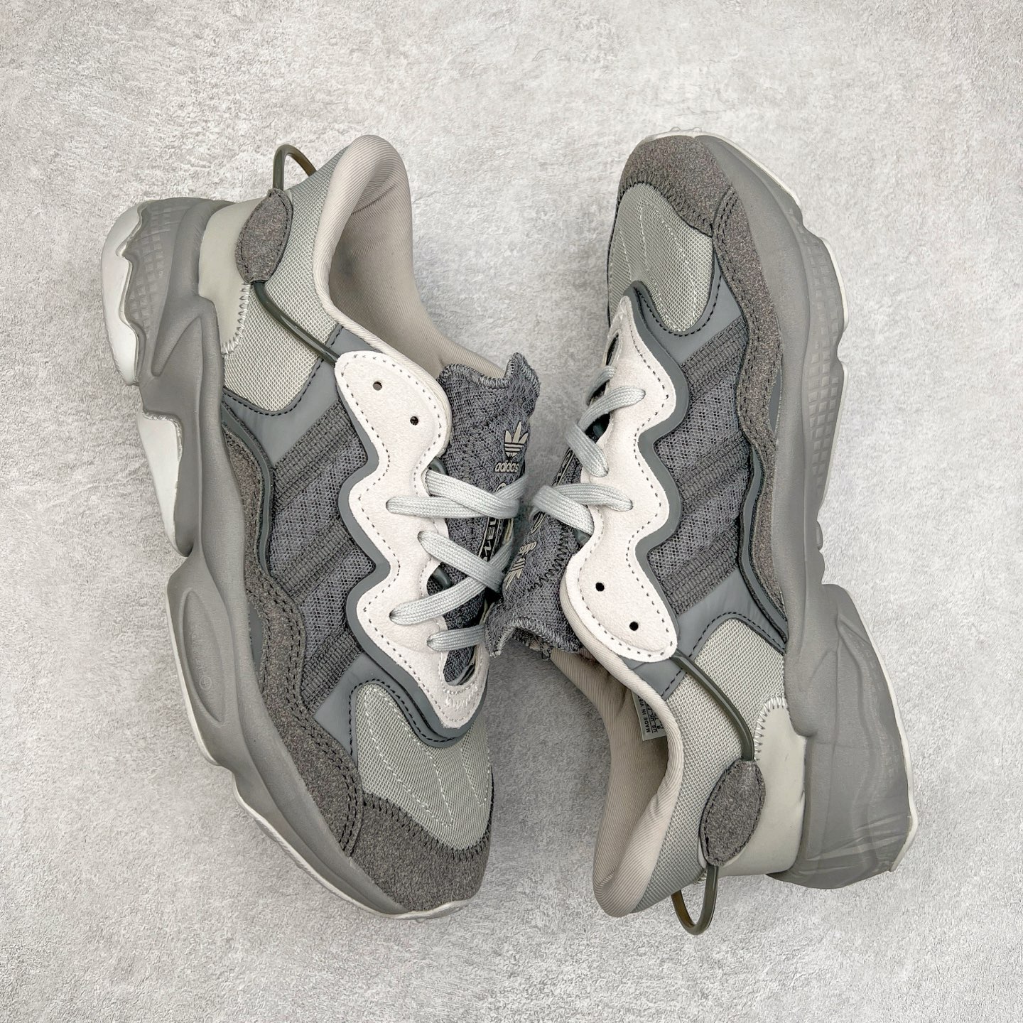 图片[3]-AD Originals OZWEEGO 简版椰子3M反光皮面水管复古老爹鞋 鞋面透气织物与出众皮革相互拼接 营造丰富层次 中底 adiPRENE+ 则提供穿着过程中的优良支撑 进一步提升舒适度 特别之处在于后跟半透明导管加持 个性又独特 最后辅以醒目色调营造强烈视觉反差 不凡的吸睛效果让人过目难忘 尺码：36 36.5 37 38 38.5 39 40 40.5 41 42 42.5 43 44 44.5 45-选品中心