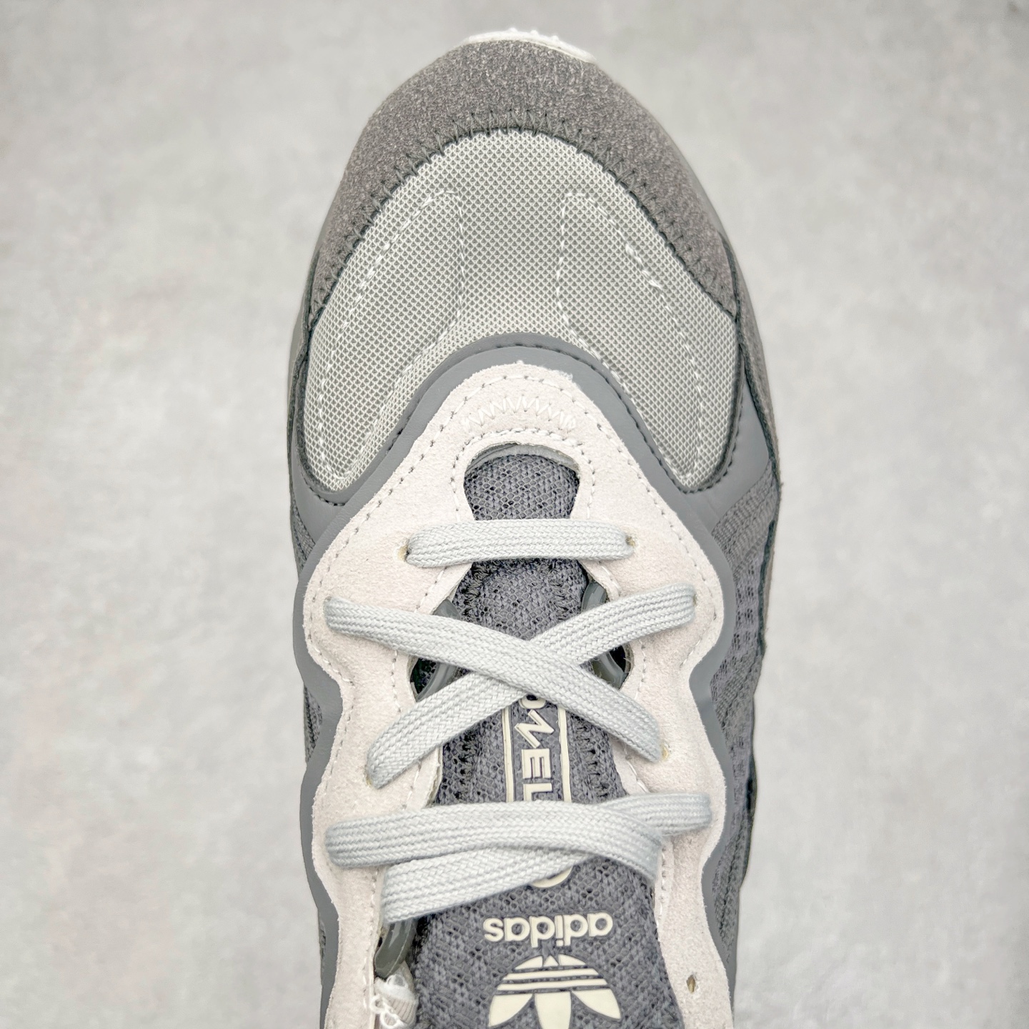 图片[4]-AD Originals OZWEEGO 简版椰子3M反光皮面水管复古老爹鞋 鞋面透气织物与出众皮革相互拼接 营造丰富层次 中底 adiPRENE+ 则提供穿着过程中的优良支撑 进一步提升舒适度 特别之处在于后跟半透明导管加持 个性又独特 最后辅以醒目色调营造强烈视觉反差 不凡的吸睛效果让人过目难忘 尺码：36 36.5 37 38 38.5 39 40 40.5 41 42 42.5 43 44 44.5 45-选品中心