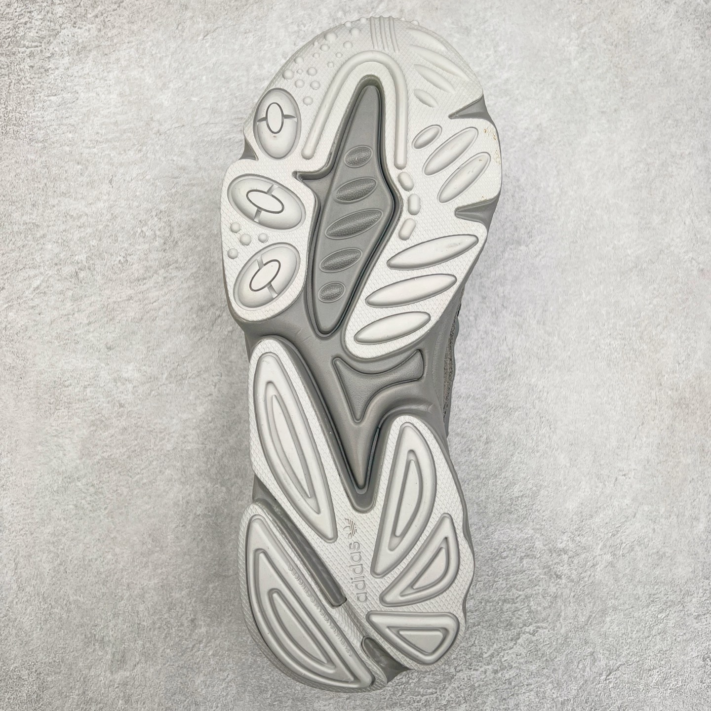 图片[9]-AD Originals OZWEEGO 简版椰子3M反光皮面水管复古老爹鞋 鞋面透气织物与出众皮革相互拼接 营造丰富层次 中底 adiPRENE+ 则提供穿着过程中的优良支撑 进一步提升舒适度 特别之处在于后跟半透明导管加持 个性又独特 最后辅以醒目色调营造强烈视觉反差 不凡的吸睛效果让人过目难忘 尺码：36 36.5 37 38 38.5 39 40 40.5 41 42 42.5 43 44 44.5 45-选品中心