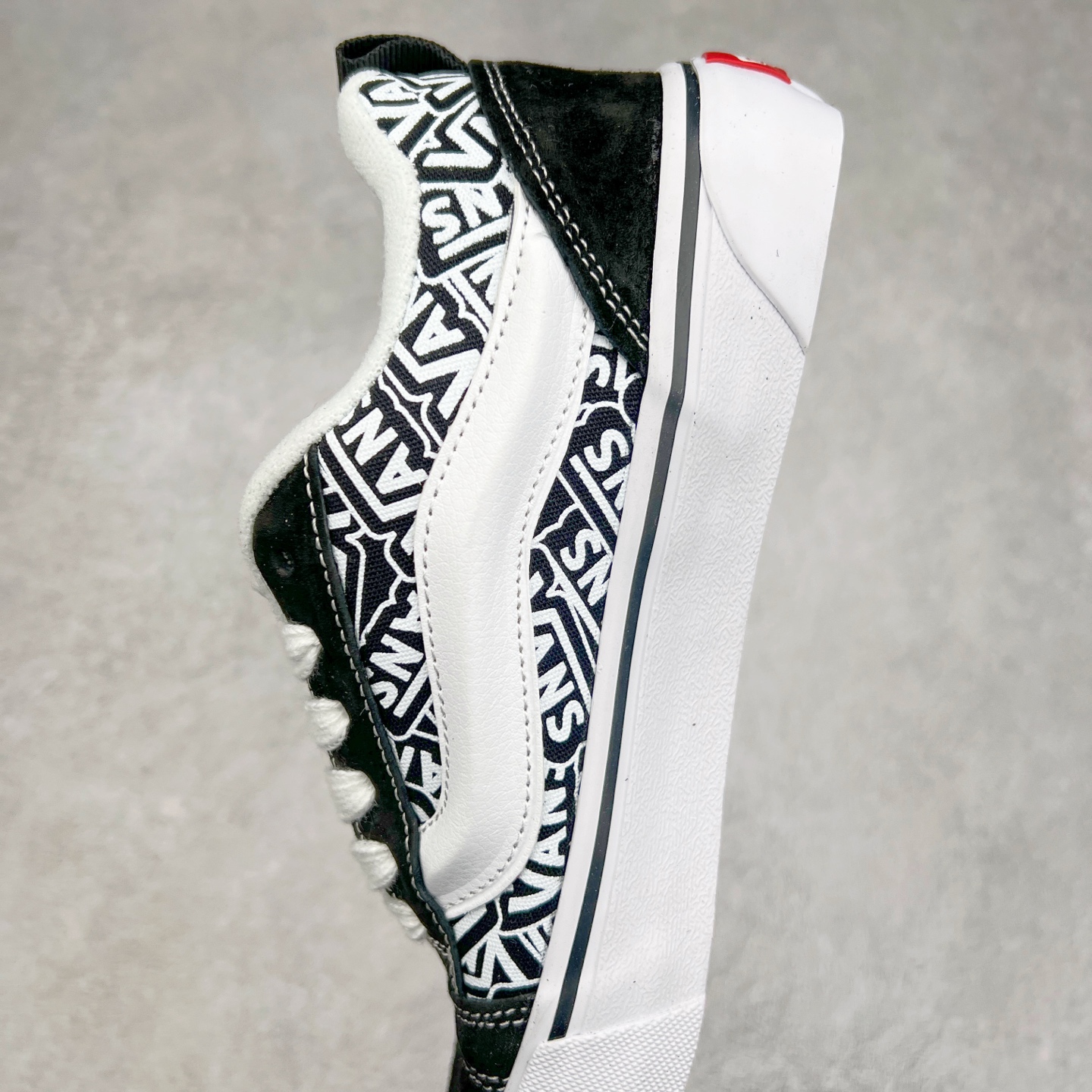 图片[7]-Vans Knu Skool 黑白涂鸦 舒适时尚防滑耐磨复古休闲面包鞋 大Logo可涂鸦面包鞋 随心所欲定制（涂抹后不接受退换） 尺码：35 36 36.5 37 38 38.5 39 40 40.5 41 42 42.5 43 44 45-选品中心