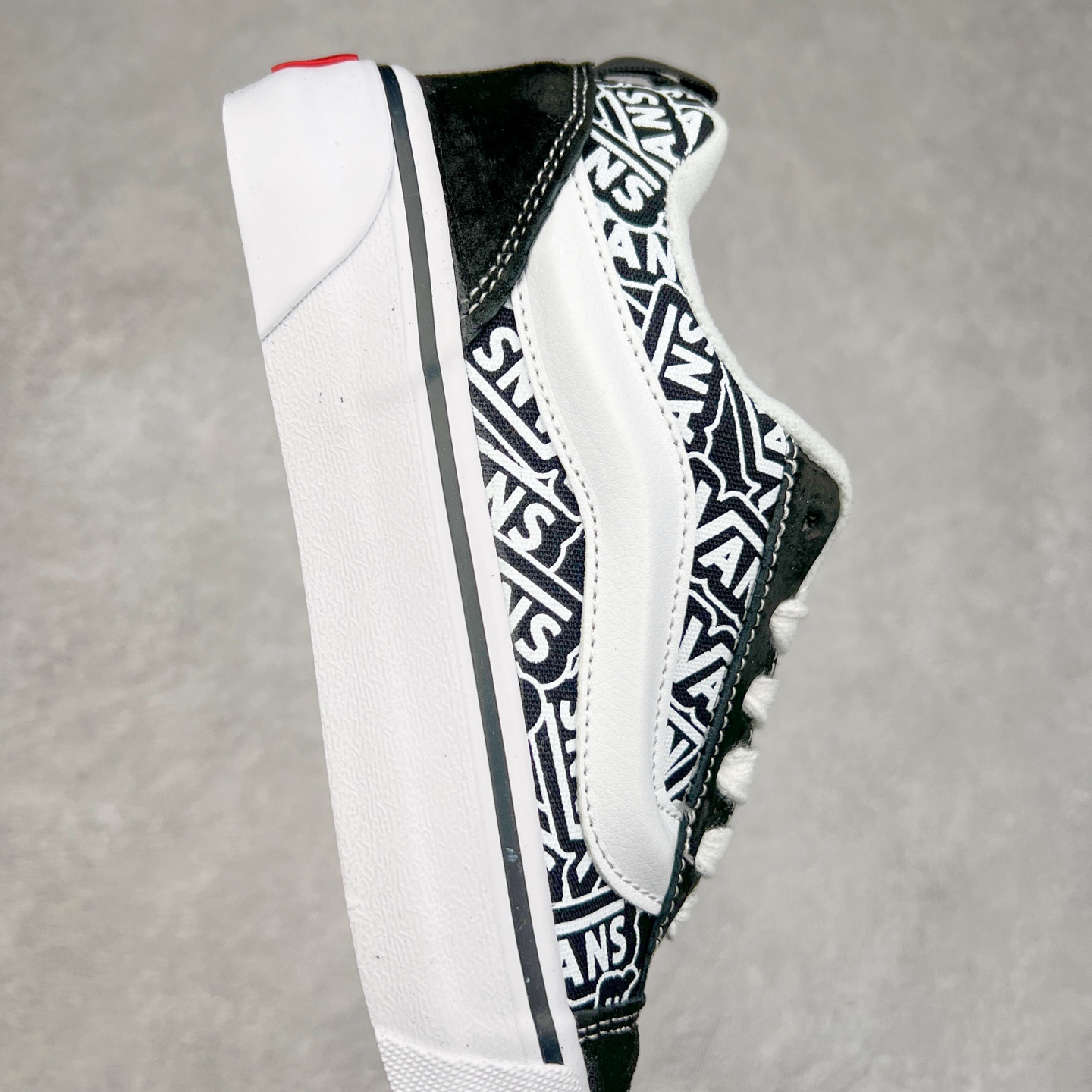 图片[6]-Vans Knu Skool 黑白涂鸦 舒适时尚防滑耐磨复古休闲面包鞋 大Logo可涂鸦面包鞋 随心所欲定制（涂抹后不接受退换） 尺码：35 36 36.5 37 38 38.5 39 40 40.5 41 42 42.5 43 44 45-选品中心