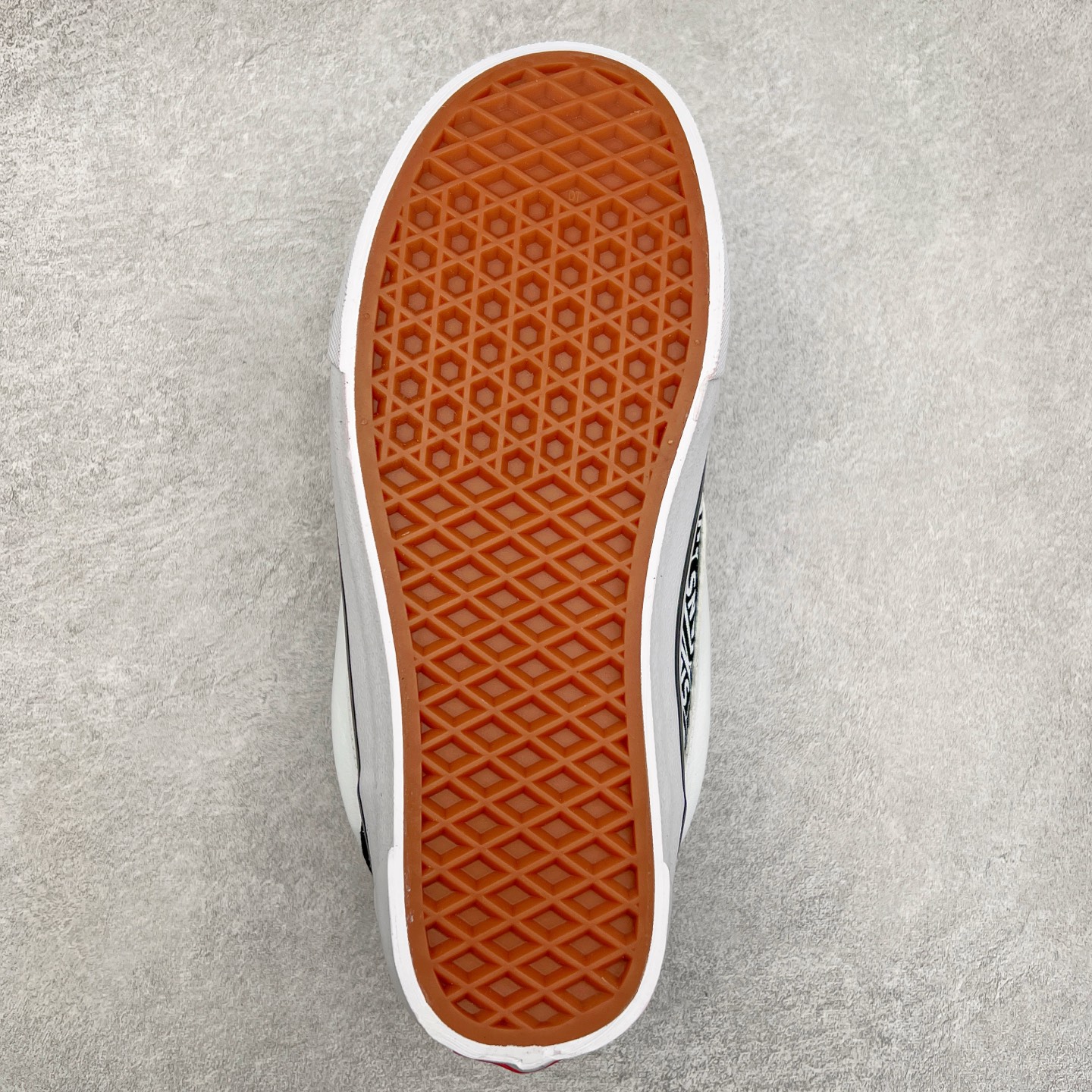 图片[9]-Vans Knu Skool 黑白涂鸦 舒适时尚防滑耐磨复古休闲面包鞋 大Logo可涂鸦面包鞋 随心所欲定制（涂抹后不接受退换） 尺码：35 36 36.5 37 38 38.5 39 40 40.5 41 42 42.5 43 44 45-选品中心