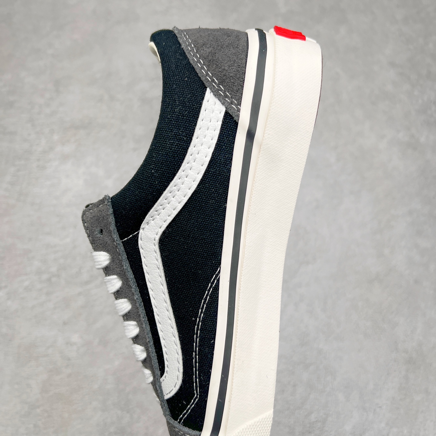 图片[7]-Vans Premium Old Skool 高阶系列 黑灰拼接 范斯官方新款 重回复古街头巅峰 鞋面采用麂皮搭配帆布材质打造 质感拉满 从鞋型和贴合度方面重塑鞋款 增强复古属性 缓震抗疲劳活动鞋垫使脚感更舒适 货号：VN000D56239 尺码：35 36 36.5 37 38 38.5 39 40 40.5 41 42 42.5 43 44-选品中心
