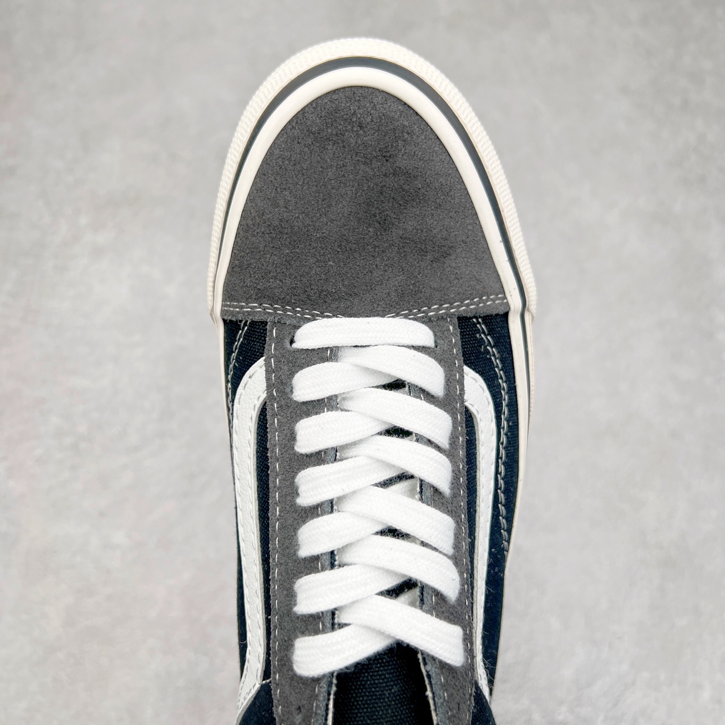 图片[4]-Vans Premium Old Skool 高阶系列 黑灰拼接 范斯官方新款 重回复古街头巅峰 鞋面采用麂皮搭配帆布材质打造 质感拉满 从鞋型和贴合度方面重塑鞋款 增强复古属性 缓震抗疲劳活动鞋垫使脚感更舒适 货号：VN000D56239 尺码：35 36 36.5 37 38 38.5 39 40 40.5 41 42 42.5 43 44-选品中心