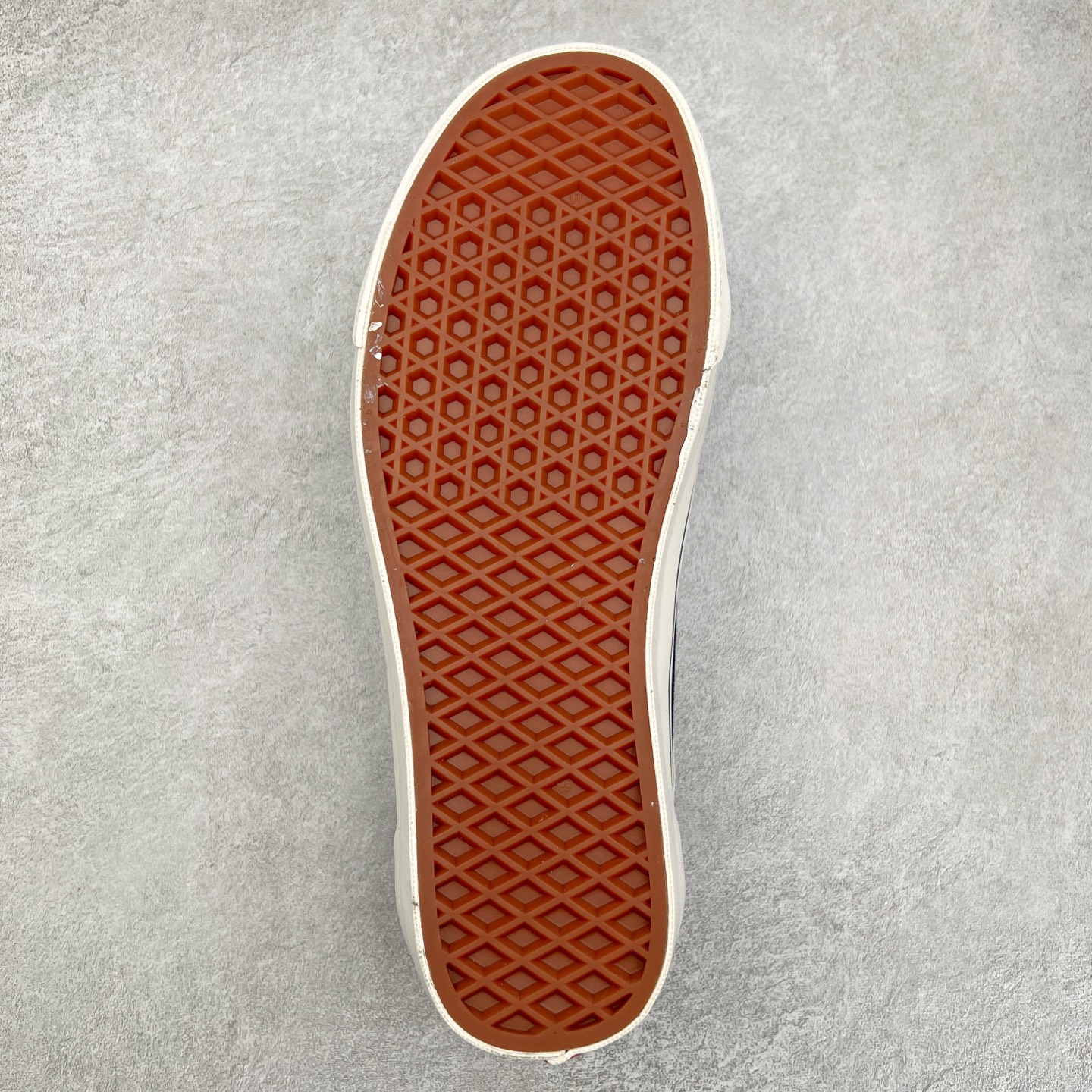 图片[9]-Vans Premium Old Skool 高阶系列 黑灰拼接 范斯官方新款 重回复古街头巅峰 鞋面采用麂皮搭配帆布材质打造 质感拉满 从鞋型和贴合度方面重塑鞋款 增强复古属性 缓震抗疲劳活动鞋垫使脚感更舒适 货号：VN000D56239 尺码：35 36 36.5 37 38 38.5 39 40 40.5 41 42 42.5 43 44-选品中心