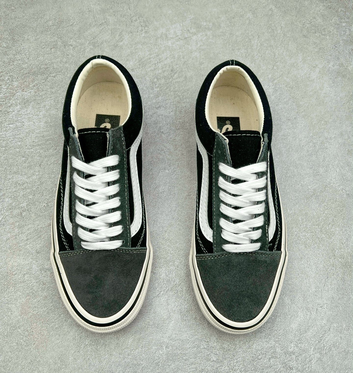 图片[2]-Vans Premium Old Skool 高阶系列 黑灰拼接 范斯官方新款 重回复古街头巅峰 鞋面采用麂皮搭配帆布材质打造 质感拉满 从鞋型和贴合度方面重塑鞋款 增强复古属性 缓震抗疲劳活动鞋垫使脚感更舒适 货号：VN000D56239 尺码：35 36 36.5 37 38 38.5 39 40 40.5 41 42 42.5 43 44-选品中心