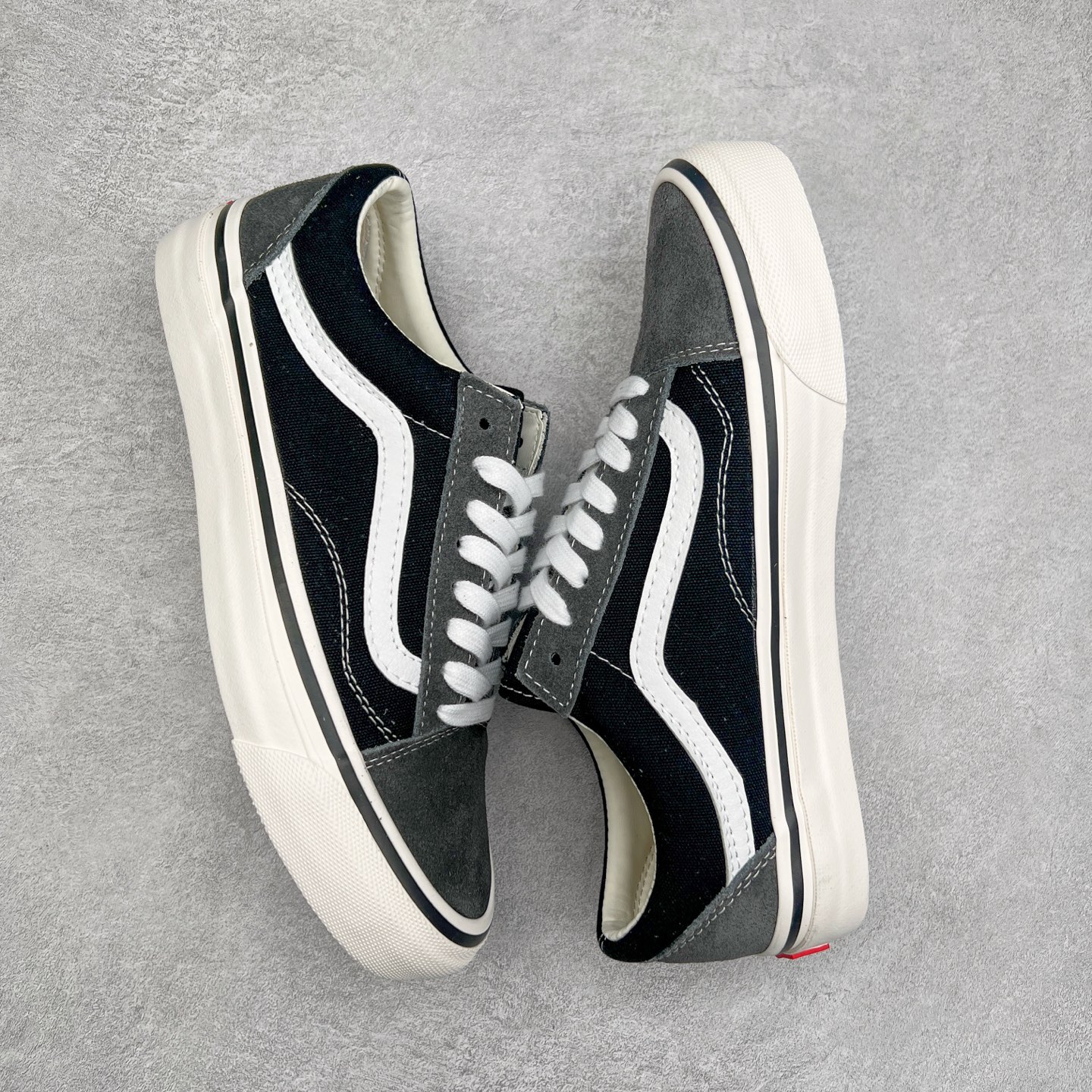 图片[3]-Vans Premium Old Skool 高阶系列 黑灰拼接 范斯官方新款 重回复古街头巅峰 鞋面采用麂皮搭配帆布材质打造 质感拉满 从鞋型和贴合度方面重塑鞋款 增强复古属性 缓震抗疲劳活动鞋垫使脚感更舒适 货号：VN000D56239 尺码：35 36 36.5 37 38 38.5 39 40 40.5 41 42 42.5 43 44-选品中心