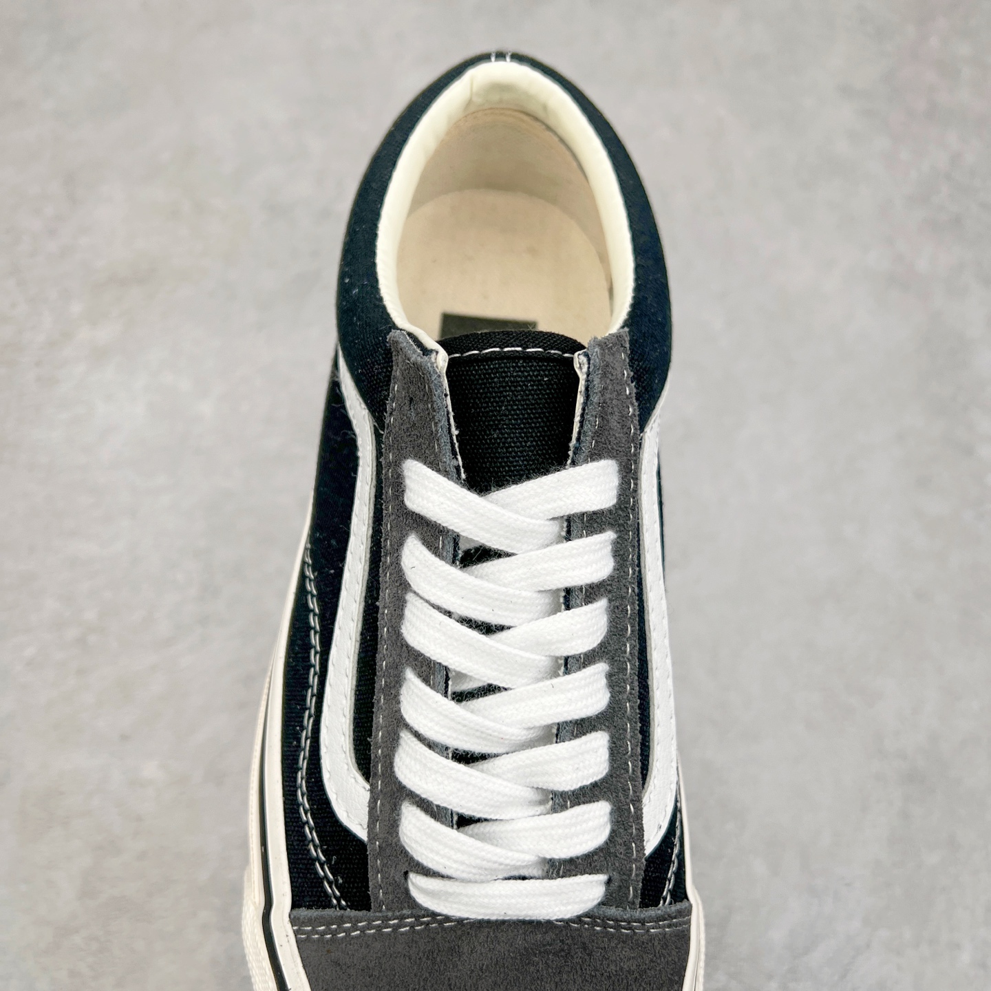 图片[5]-Vans Premium Old Skool 高阶系列 黑灰拼接 范斯官方新款 重回复古街头巅峰 鞋面采用麂皮搭配帆布材质打造 质感拉满 从鞋型和贴合度方面重塑鞋款 增强复古属性 缓震抗疲劳活动鞋垫使脚感更舒适 货号：VN000D56239 尺码：35 36 36.5 37 38 38.5 39 40 40.5 41 42 42.5 43 44-选品中心