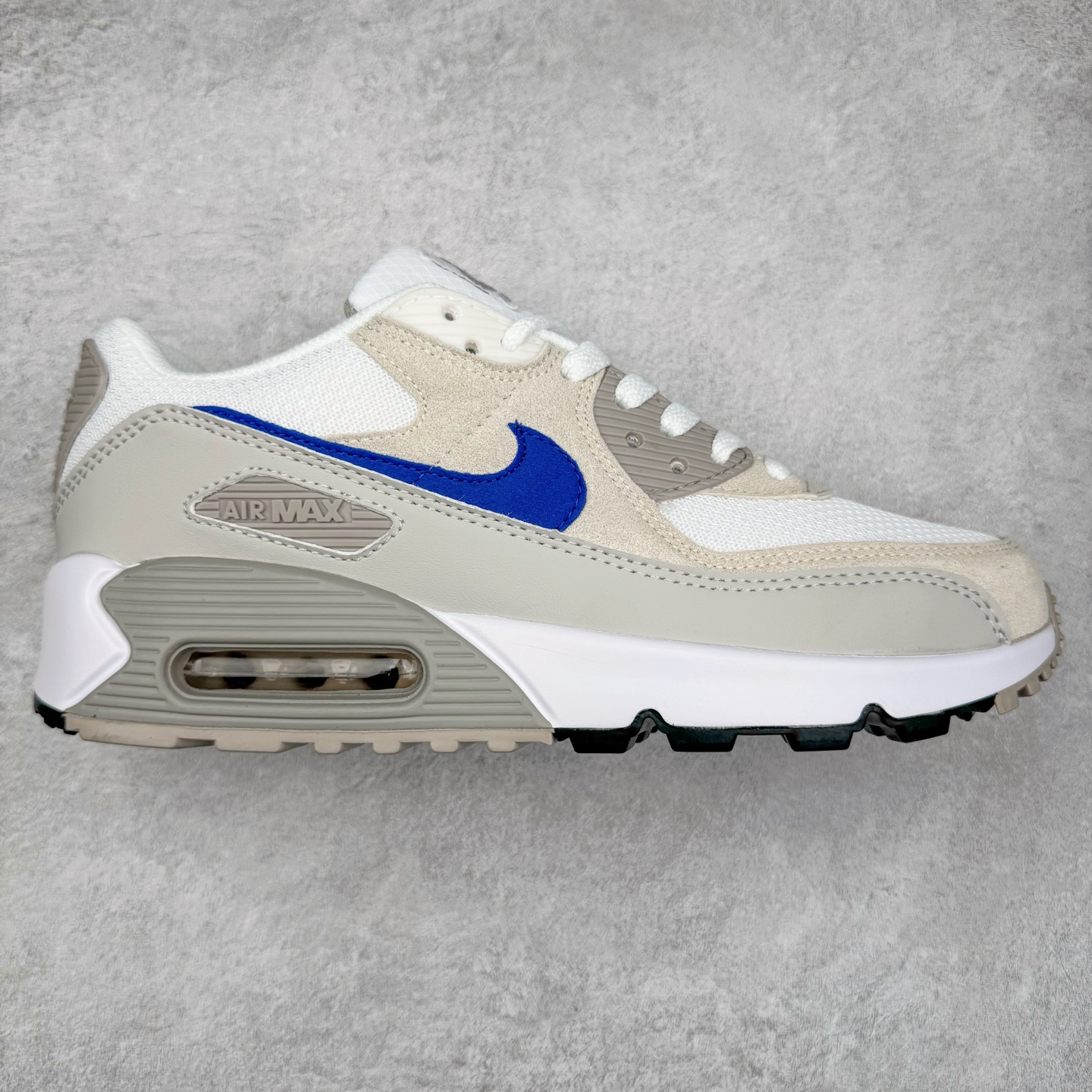 ＃MX版 NK Air MAX 90 气垫复古减震跑步鞋 HF6358-105 经典重温 独家陆续补货 外单专供大厂出品 品质稳定 一百余色 终端操作 Air Max 90于1990年推出 来自Air Max系列 在Air Max 1的基础上改进而得 增加了气垫面积 外型上也更为流线 最特別的就是加入了菱纹塑胶嵌板 为Air Max 90增添了许多潮流气息 皮革鞋面 造就出色耐穿性和支撑力 Max Air缓震配置搭配泡棉中底 令Air Max 90轻盈而舒适 华夫格橡胶外底 铸就Air Max 90非凡的抓地力 而Air Max 90不仅是一双跑鞋 它成功跨越了时间的演进 成为了球鞋文化与潮流圈中最熟为人知的鞋款之一 尺码：36 36.5 37.5 38 38.5 39 40 40.5 41 42 42.5 43 44 44.5 45-选品中心
