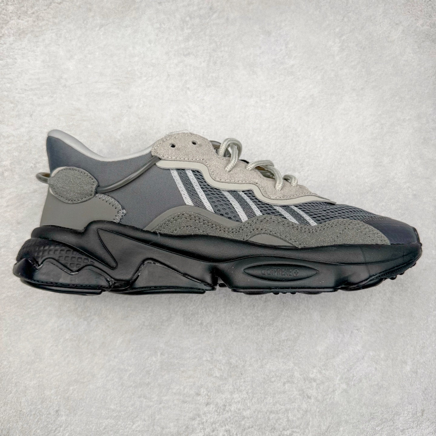 AD Originals OZWEEGO 简版椰子3M反光皮面水管复古老爹鞋 鞋面透气织物与出众皮革相互拼接 营造丰富层次 中底 adiPRENE+ 则提供穿着过程中的优良支撑 进一步提升舒适度 特别之处在于后跟半透明导管加持 个性又独特 最后辅以醒目色调营造强烈视觉反差 不凡的吸睛效果让人过目难忘 尺码：36 36.5 37 38 38.5 39 40 40.5 41 42 42.5 43 44 44.5 45-选品中心