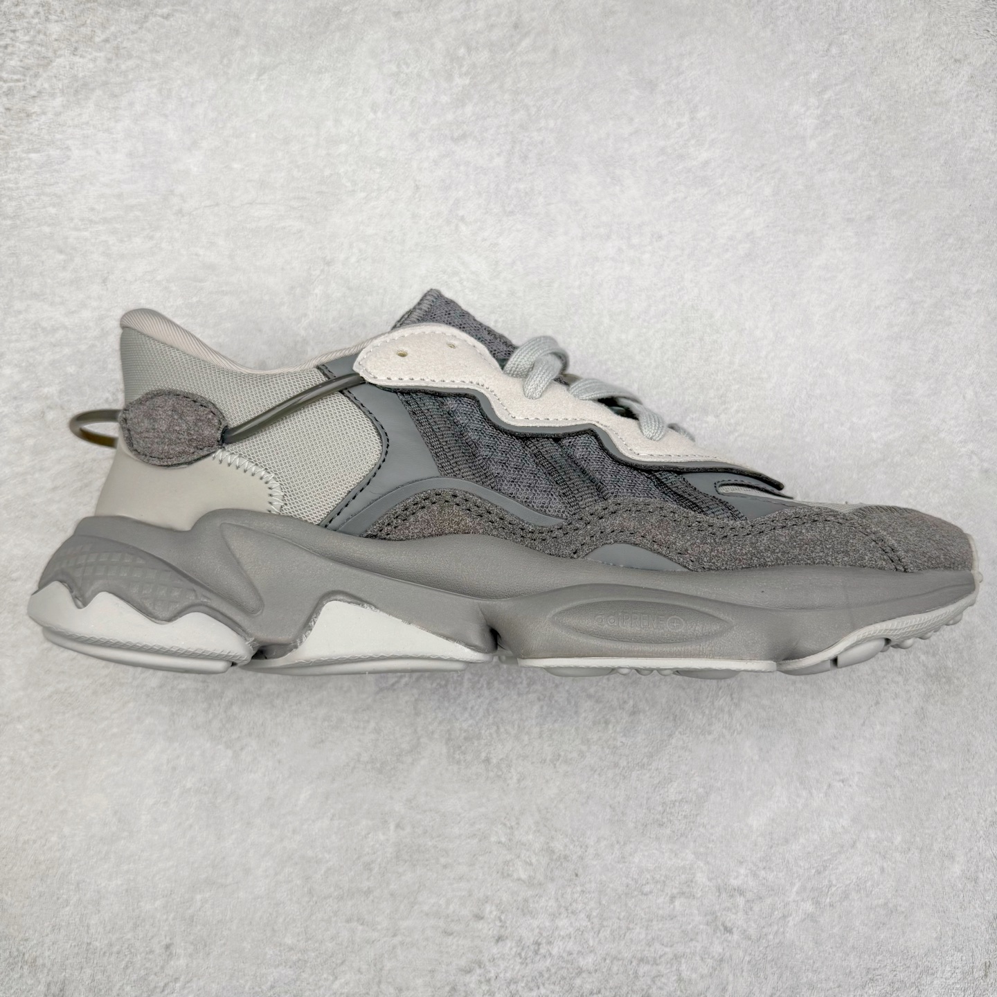 AD Originals OZWEEGO 简版椰子3M反光皮面水管复古老爹鞋 鞋面透气织物与出众皮革相互拼接 营造丰富层次 中底 adiPRENE+ 则提供穿着过程中的优良支撑 进一步提升舒适度 特别之处在于后跟半透明导管加持 个性又独特 最后辅以醒目色调营造强烈视觉反差 不凡的吸睛效果让人过目难忘 尺码：36 36.5 37 38 38.5 39 40 40.5 41 42 42.5 43 44 44.5 45-选品中心