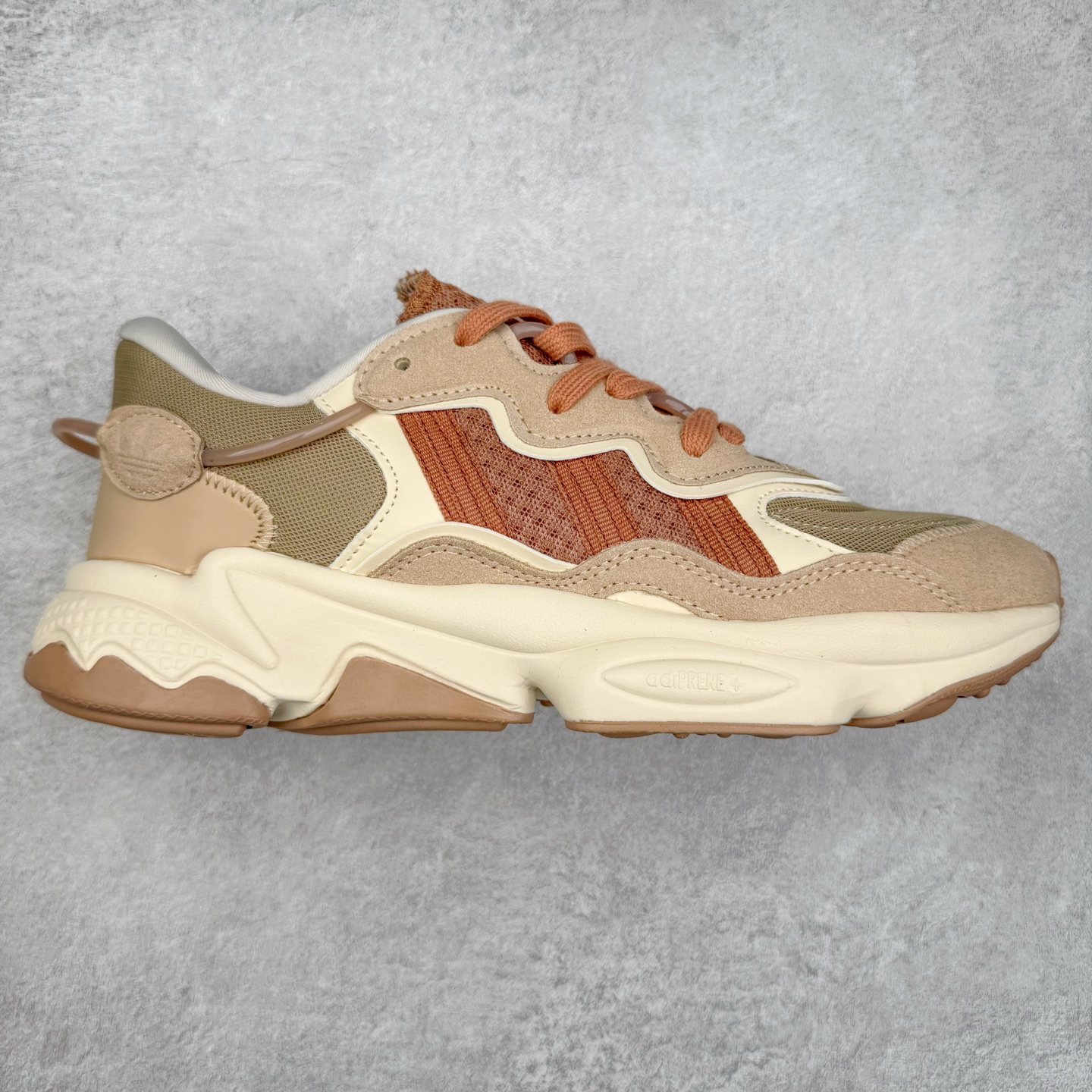 AD Originals OZWEEGO 简版椰子3M反光皮面水管复古老爹鞋 鞋面透气织物与出众皮革相互拼接 营造丰富层次 中底 adiPRENE+ 则提供穿着过程中的优良支撑 进一步提升舒适度 特别之处在于后跟半透明导管加持 个性又独特 最后辅以醒目色调营造强烈视觉反差 不凡的吸睛效果让人过目难忘 尺码：36 36.5 37 38 38.5 39 40 40.5 41 42 42.5 43 44 44.5 45-选品中心