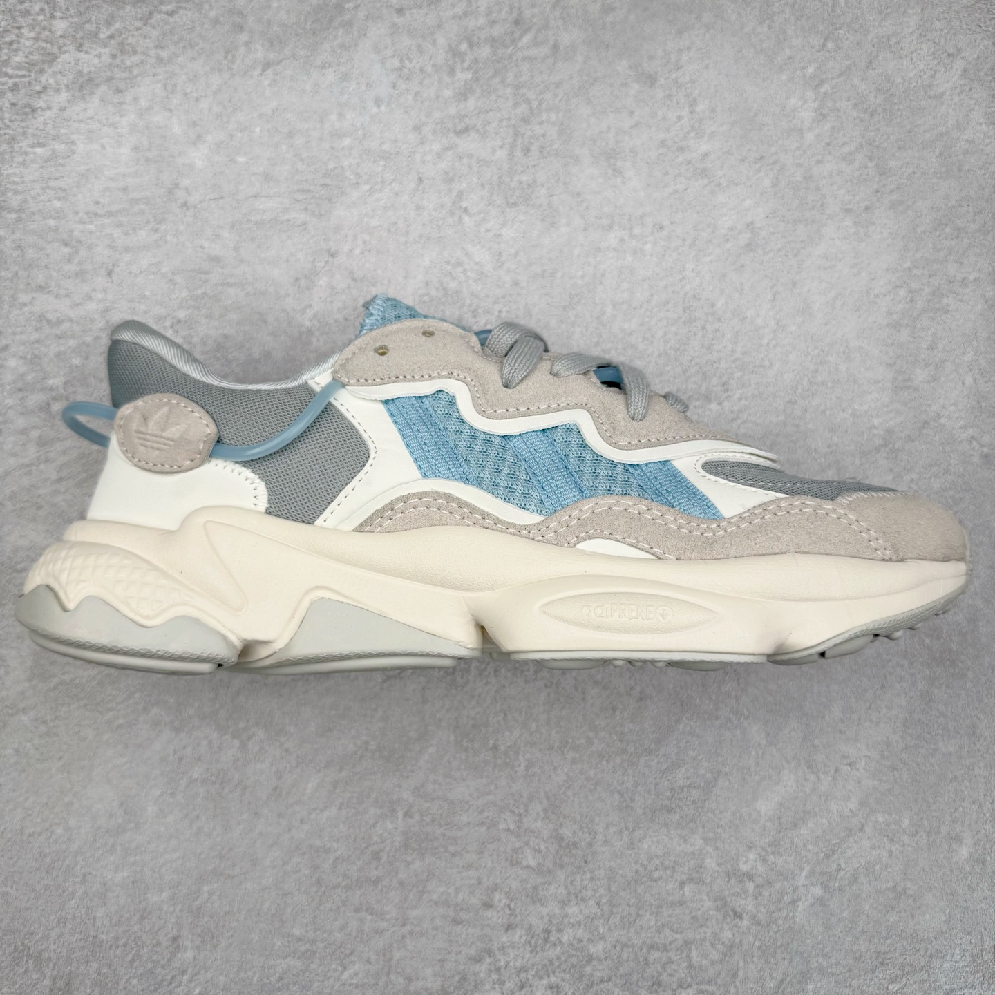 AD Originals OZWEEGO 简版椰子3M反光皮面水管复古老爹鞋 鞋面透气织物与出众皮革相互拼接 营造丰富层次 中底 adiPRENE+ 则提供穿着过程中的优良支撑 进一步提升舒适度 特别之处在于后跟半透明导管加持 个性又独特 最后辅以醒目色调营造强烈视觉反差 不凡的吸睛效果让人过目难忘 尺码：36 36.5 37 38 38.5 39 40 40.5 41 42 42.5 43 44 44.5 45-选品中心