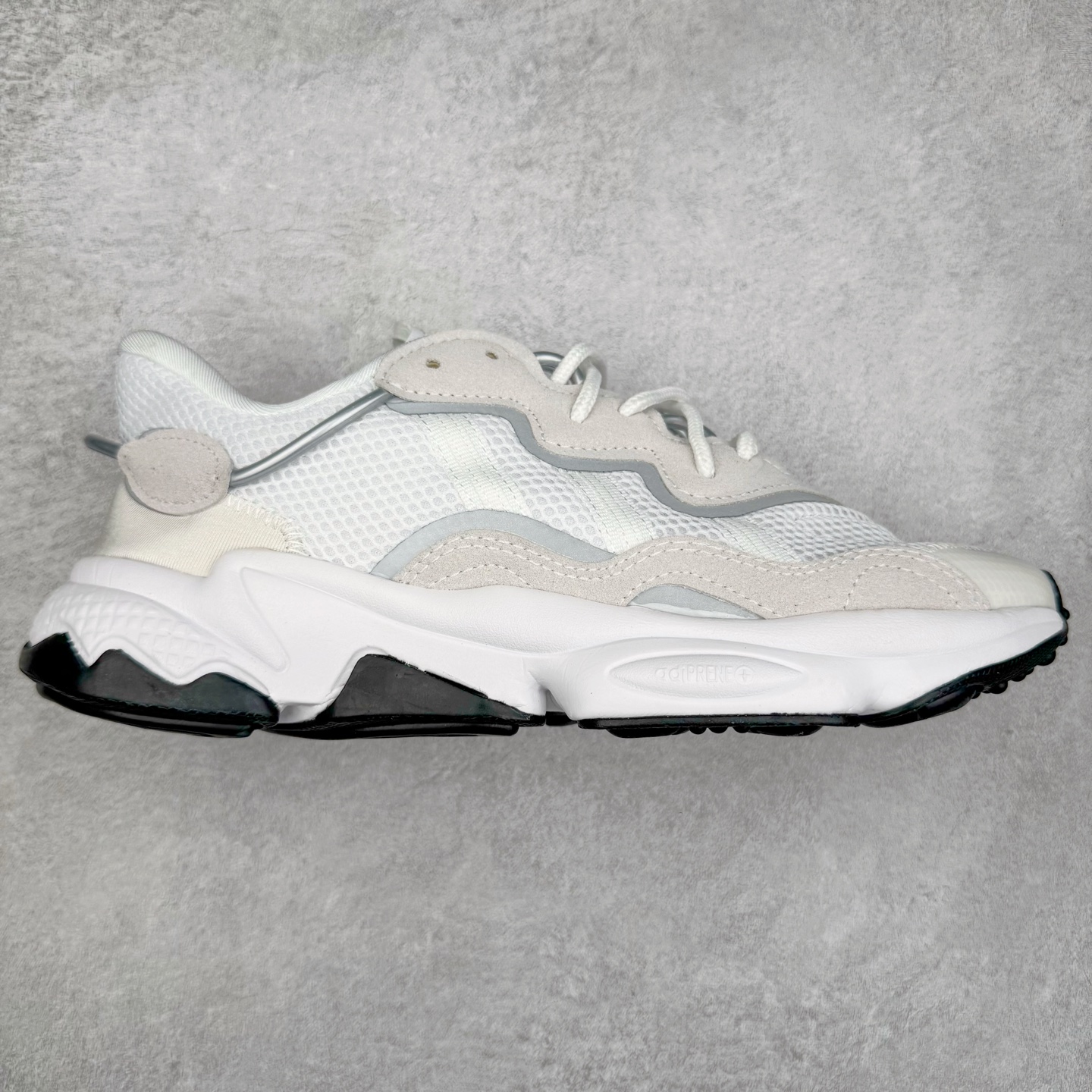 AD Originals OZWEEGO 简版椰子3M反光皮面水管复古老爹鞋 鞋面透气织物与出众皮革相互拼接 营造丰富层次 中底 adiPRENE+ 则提供穿着过程中的优良支撑 进一步提升舒适度 特别之处在于后跟半透明导管加持 个性又独特 最后辅以醒目色调营造强烈视觉反差 不凡的吸睛效果让人过目难忘 尺码：36 36.5 37 38 38.5 39 40 40.5 41 42 42.5 43 44 44.5 45-选品中心